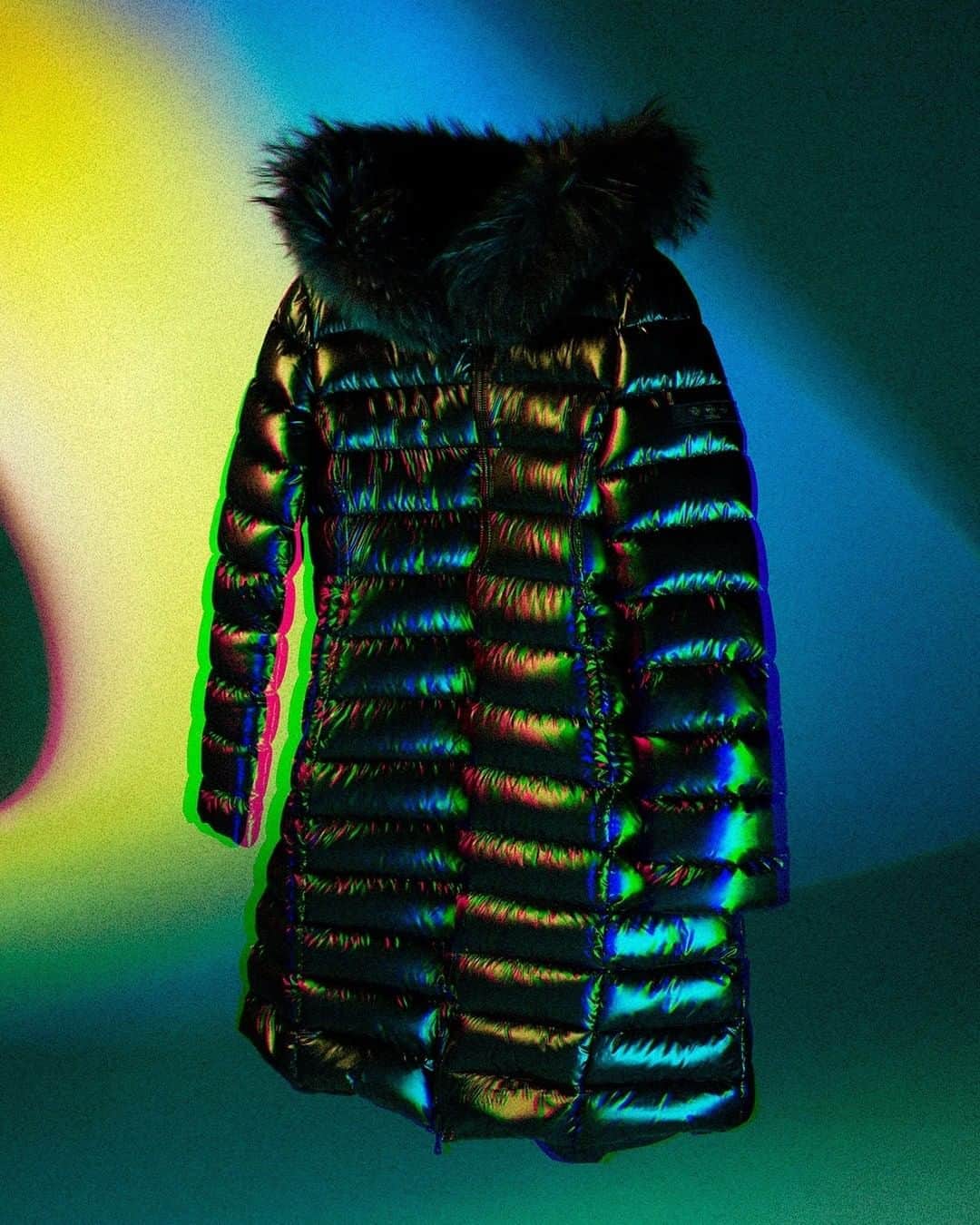 タトラスさんのインスタグラム写真 - (タトラスInstagram)「The luxurious glow of the New Nylon series creates three dimentional effect, emphasysing its sleek design. Featuring ISERA lady's jacket.   #Tatrasofficial #tatraspeople」11月6日 20時30分 - tatras_official