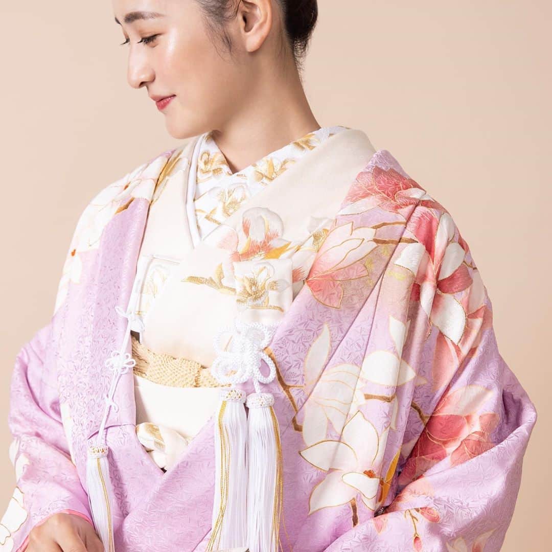 JUNOさんのインスタグラム写真 - (JUNOInstagram)「JUNO Original KIMONO  125年前 呉服屋として創業したのが 私たちJUNOの前身です  これからも変わることなく 日本の伝統美術の美しさを 着物をとおして 皆さまへお届けできます様に  思いを込めて オリジナル着物を作成しています  ・・・・・・  こぶし木蓮に尾長と蝶 No. 01-5033  純国産絹糸からつくられた生地を 京手描友禅で染めあげています  独特の絹の光沢と 地色の淡紅藤の柔らかな色味は はんなりとした味わいを醸し出します  人生の幸せの訪れをあらわす こぶし 木蓮と尾長（鳥） 蝶 を友禅染で描いた 喜びあふれる色打掛です  #inesdisanto﻿ #MARCHESA﻿ #antonioriva﻿ #naeemkhan﻿ #inmaculada﻿ #kennethpool﻿ #zacposen﻿ #juno﻿ #junowedding﻿ #wedding﻿ #weddingdress﻿ #viktorandrolf ﻿ #lenamedoyeff ﻿ #ジュノ﻿ #ウエディング﻿ #ウェディング﻿ #ウエディングドレス﻿ #ウェディングドレス﻿ #ドレス﻿ #プレ花嫁﻿ #2020冬婚﻿ #2021春婚﻿ #福岡花嫁﻿ #東京花嫁﻿ #九州花嫁﻿ #関東花嫁 #和婚 #神社挙式」11月6日 20時31分 - juno_weddingdress