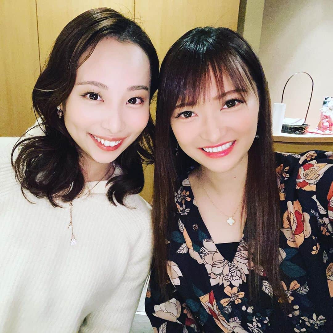鎌田ひかりさんのインスタグラム写真 - (鎌田ひかりInstagram)「今日は嬉しい事がありました❣️  @white.apricot.blossom  ミュージカル女優の 大〜好きな！杏奈ちゃんが！ 先月から 「ランチ行きましょ！ 苦手な食べ物ありますか？」 と誘ってくれてて 嬉しくて楽しみで送ってくれた住所へ向かったのですが...  着いた場所が、ななななんと 銀座ど真ん中の高級懐石料理...❣️ #一ニ岐  #ぎんざいぶき   わお❣️美味しそう😍  着いたや否や 「ひかりさんには日頃からお世話になってるのでお礼をしたくて...今日はご馳走させてください❗️」  「えっ！？  え〜〜〜〜！？」  いやいや！高すぎ！ 大丈夫だよぉお世話になってるの私の方だし！！いいよぉ！！  って言っても  「かっこつけさせてください❣️」  って....😂😂😂  ひかり、乾杯の前に、号泣（笑）  かっこよすぎ。惚れた。  杏奈ちゃん 美味しいランチ🍴 ご馳走さまでした💕💕  杏奈ちゃんの愛に触れて 幸せな気持ちで満たされました❤️❤️ 大好き🥰 ガールズトークも楽しかった笑笑  いぶきの山田さんも最高でした！ また行きます😌🍴  #銀座　#銀座2丁目 #グルメ　#ランチ #割烹　#懐石」11月6日 20時32分 - kamata.hikari