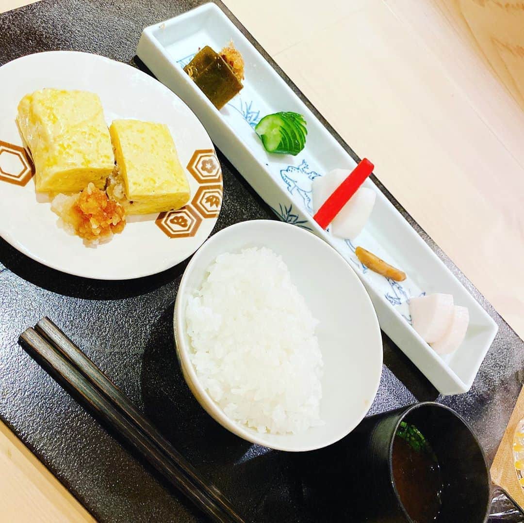 鎌田ひかりさんのインスタグラム写真 - (鎌田ひかりInstagram)「今日は嬉しい事がありました❣️  @white.apricot.blossom  ミュージカル女優の 大〜好きな！杏奈ちゃんが！ 先月から 「ランチ行きましょ！ 苦手な食べ物ありますか？」 と誘ってくれてて 嬉しくて楽しみで送ってくれた住所へ向かったのですが...  着いた場所が、ななななんと 銀座ど真ん中の高級懐石料理...❣️ #一ニ岐  #ぎんざいぶき   わお❣️美味しそう😍  着いたや否や 「ひかりさんには日頃からお世話になってるのでお礼をしたくて...今日はご馳走させてください❗️」  「えっ！？  え〜〜〜〜！？」  いやいや！高すぎ！ 大丈夫だよぉお世話になってるの私の方だし！！いいよぉ！！  って言っても  「かっこつけさせてください❣️」  って....😂😂😂  ひかり、乾杯の前に、号泣（笑）  かっこよすぎ。惚れた。  杏奈ちゃん 美味しいランチ🍴 ご馳走さまでした💕💕  杏奈ちゃんの愛に触れて 幸せな気持ちで満たされました❤️❤️ 大好き🥰 ガールズトークも楽しかった笑笑  いぶきの山田さんも最高でした！ また行きます😌🍴  #銀座　#銀座2丁目 #グルメ　#ランチ #割烹　#懐石」11月6日 20時32分 - kamata.hikari
