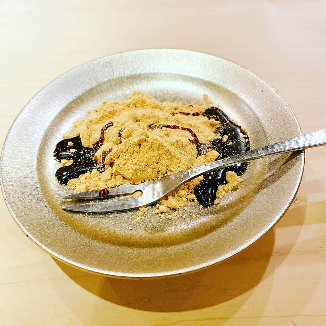 鎌田ひかりさんのインスタグラム写真 - (鎌田ひかりInstagram)「今日は嬉しい事がありました❣️  @white.apricot.blossom  ミュージカル女優の 大〜好きな！杏奈ちゃんが！ 先月から 「ランチ行きましょ！ 苦手な食べ物ありますか？」 と誘ってくれてて 嬉しくて楽しみで送ってくれた住所へ向かったのですが...  着いた場所が、ななななんと 銀座ど真ん中の高級懐石料理...❣️ #一ニ岐  #ぎんざいぶき   わお❣️美味しそう😍  着いたや否や 「ひかりさんには日頃からお世話になってるのでお礼をしたくて...今日はご馳走させてください❗️」  「えっ！？  え〜〜〜〜！？」  いやいや！高すぎ！ 大丈夫だよぉお世話になってるの私の方だし！！いいよぉ！！  って言っても  「かっこつけさせてください❣️」  って....😂😂😂  ひかり、乾杯の前に、号泣（笑）  かっこよすぎ。惚れた。  杏奈ちゃん 美味しいランチ🍴 ご馳走さまでした💕💕  杏奈ちゃんの愛に触れて 幸せな気持ちで満たされました❤️❤️ 大好き🥰 ガールズトークも楽しかった笑笑  いぶきの山田さんも最高でした！ また行きます😌🍴  #銀座　#銀座2丁目 #グルメ　#ランチ #割烹　#懐石」11月6日 20時32分 - kamata.hikari