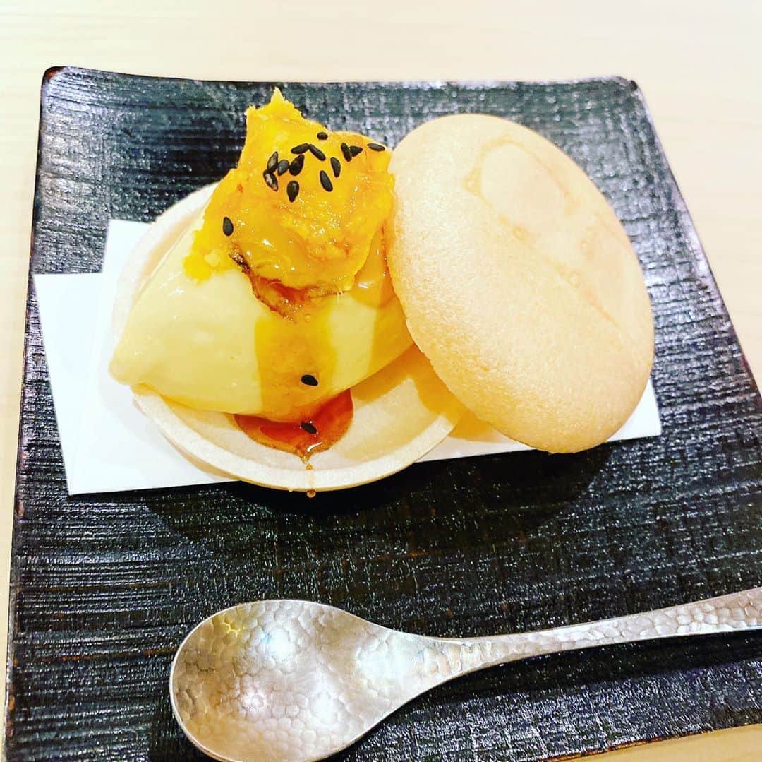 鎌田ひかりさんのインスタグラム写真 - (鎌田ひかりInstagram)「今日は嬉しい事がありました❣️  @white.apricot.blossom  ミュージカル女優の 大〜好きな！杏奈ちゃんが！ 先月から 「ランチ行きましょ！ 苦手な食べ物ありますか？」 と誘ってくれてて 嬉しくて楽しみで送ってくれた住所へ向かったのですが...  着いた場所が、ななななんと 銀座ど真ん中の高級懐石料理...❣️ #一ニ岐  #ぎんざいぶき   わお❣️美味しそう😍  着いたや否や 「ひかりさんには日頃からお世話になってるのでお礼をしたくて...今日はご馳走させてください❗️」  「えっ！？  え〜〜〜〜！？」  いやいや！高すぎ！ 大丈夫だよぉお世話になってるの私の方だし！！いいよぉ！！  って言っても  「かっこつけさせてください❣️」  って....😂😂😂  ひかり、乾杯の前に、号泣（笑）  かっこよすぎ。惚れた。  杏奈ちゃん 美味しいランチ🍴 ご馳走さまでした💕💕  杏奈ちゃんの愛に触れて 幸せな気持ちで満たされました❤️❤️ 大好き🥰 ガールズトークも楽しかった笑笑  いぶきの山田さんも最高でした！ また行きます😌🍴  #銀座　#銀座2丁目 #グルメ　#ランチ #割烹　#懐石」11月6日 20時32分 - kamata.hikari