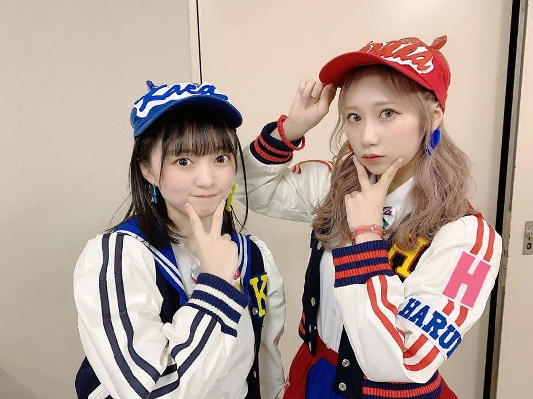 上野遥さんのインスタグラム写真 - (上野遥Instagram)「💙❤️ ・Kaede×Haruka 「生意気リップス」💋 私たちを好きになると、火傷するよ😉 ・ ・ #hkt48 #なこみく #生意気リップス #はるかえ #って書いてあるけど #姉弟関係 #っていつも呼ばれます　#up2 #一応コンビ名もある　#好きに呼んでくださいな　#ちなみにうちの娘 #最近 #反抗期 #わら」11月6日 20時42分 - harutan.pink