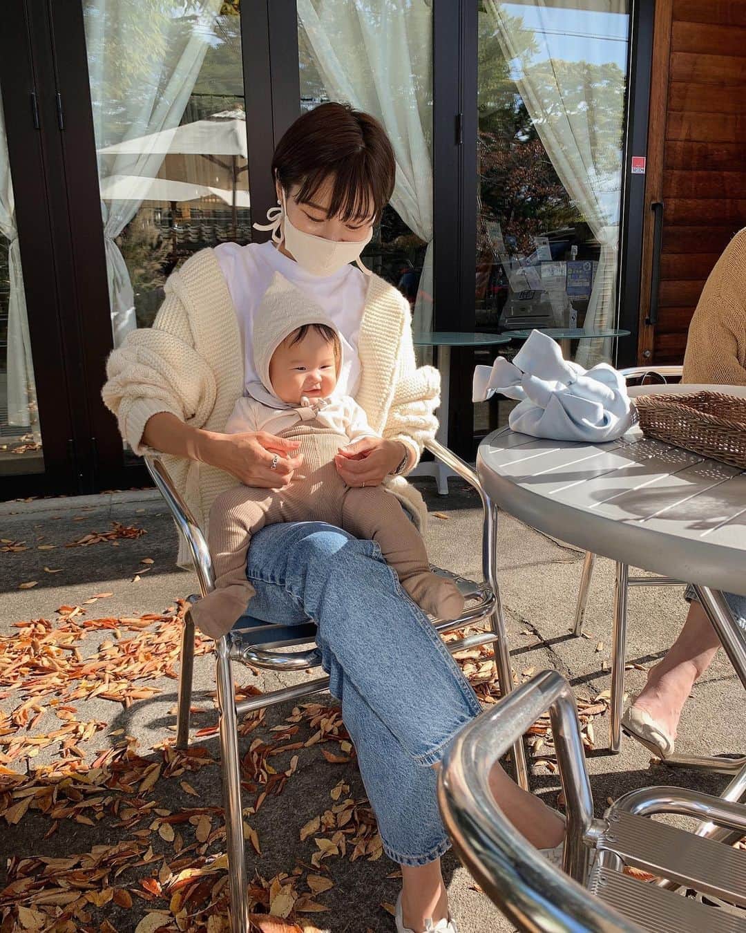 のインスタグラム：「先日の ポカポカ良いお天気で癒された☕️🍂 ・ 抱っこしてたらほんとずっと大人しい子ちゃん👶🏻♡ ・ ・ ・ #生後5ヶ月#むちむちベビー#babygirl」