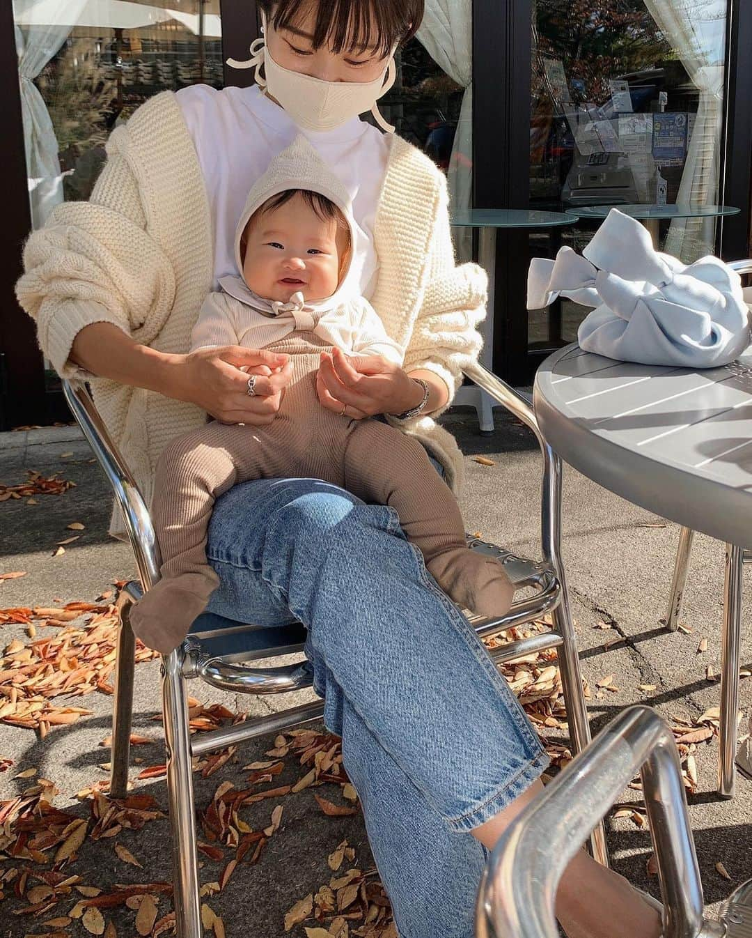 Hiromi Ｍaedaさんのインスタグラム写真 - (Hiromi ＭaedaInstagram)「先日の ポカポカ良いお天気で癒された☕️🍂 ・ 抱っこしてたらほんとずっと大人しい子ちゃん👶🏻♡ ・ ・ ・ #生後5ヶ月#むちむちベビー#babygirl」11月6日 20時34分 - hiron953