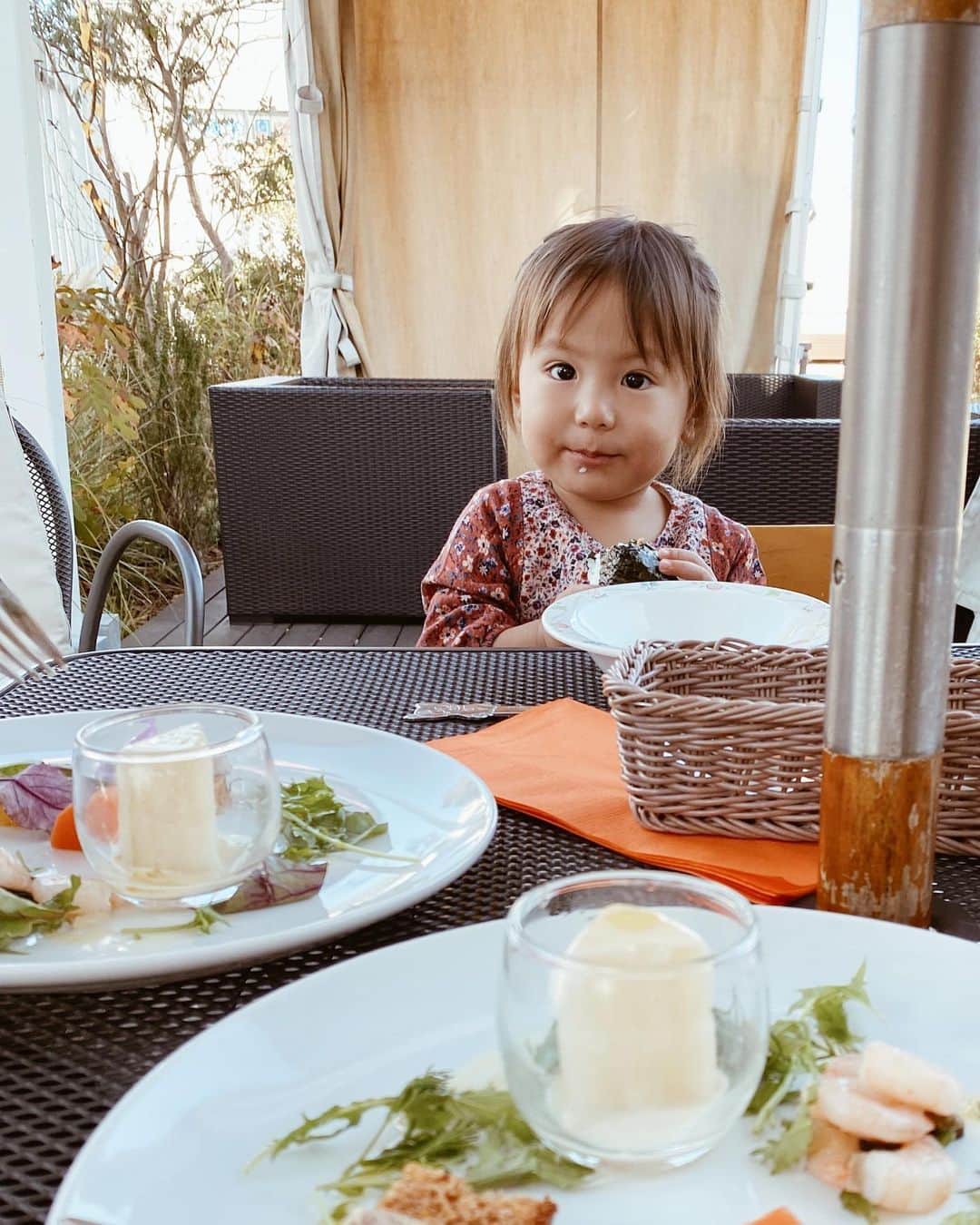 高橋菜摘のインスタグラム：「. 久しぶりの前菜に心ときめく。 最近、お肉ばかりだったから イタリアンに癒されに♡ @amalfiwhitegarden  広ーいガーデンがあって 子連れに最高〜レストラン！ 駅前だしいいよね。 sunset timeも好き🥂 . . 実は最近家づくりが始まっていて 毎日、頭いっぱいいっぱい！ SNSも見れない程 家の事調べて調べて調べて・・・ の繰り返し！ すでにこんなに大変だと どこかで心折れそうだけど 同時にワクワクも止まらない！ 経験者の皆様〜 色々質問させてください🙏 . . . . #アマルフィ #イタリアン #湘南ランチ #屋上テラス #湘南 #ランチ #戸建　 #家づくり #家づくりのアドバイス #家 #2歳 #2歳女の子 #屋上 #女の子ママ #lunch #shonan #terrace #girl #food #2yearsold #italian #restaurant #cafe」