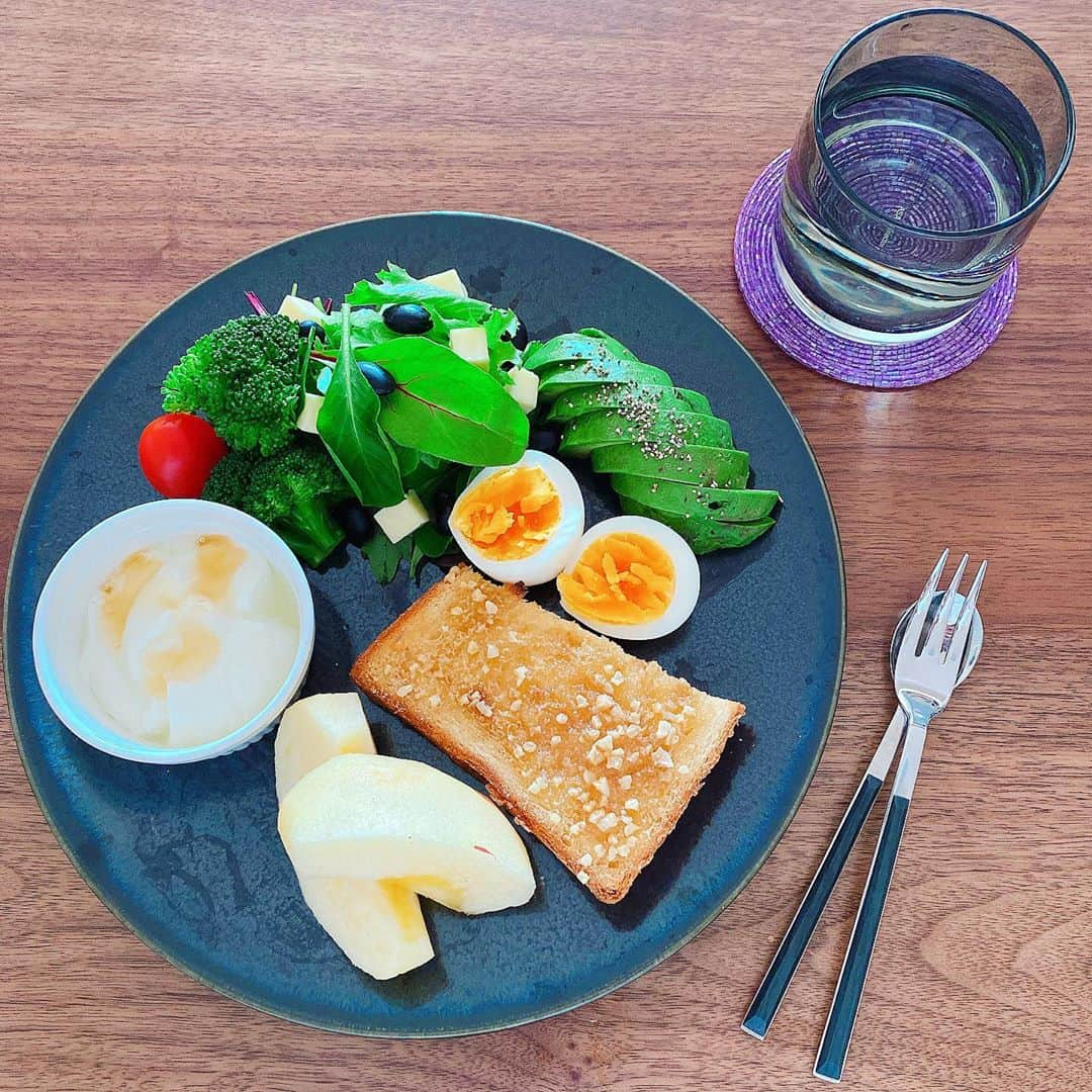 海野ナルさんのインスタグラム写真 - (海野ナルInstagram)「食べたいものを食べながら 食事制限😊🍽 食べたいものをお腹いっぱい、 食べ過ぎた〜ではなく、 好きなもの食べたいものを少しだけ食べること☺️ まだお腹に入るな〜くらいで、終わらそう🌟 . 無理なく続けられるダイエットや 体型維持を目指したい✨✨ . 私は、パン🍞やご飯🍚を2分の1にする事や、水や白湯をよく飲む、 タンパク質や野菜多め、和食を基本として、 湯船にきちんと浸かって身体を温める🛁 よく歩く🚶‍♀️ など、、 ご褒美DAYもちゃんと作ろう✨🍰 . #体型維持　#ダイエットメニュー #ダイエット　#綺麗に痩せる　#ご飯」11月6日 20時37分 - naru_kaino