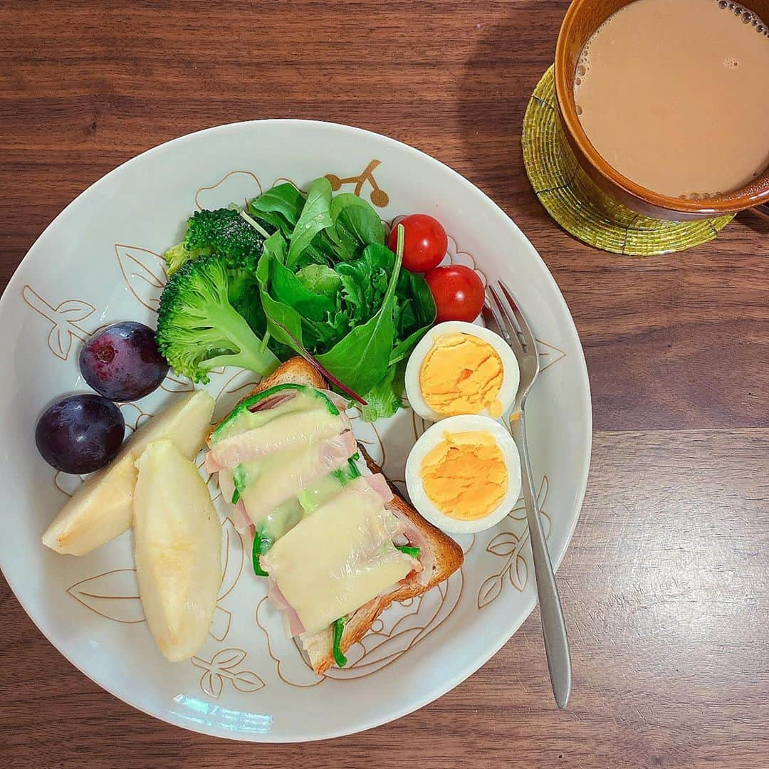 海野ナルさんのインスタグラム写真 - (海野ナルInstagram)「食べたいものを食べながら 食事制限😊🍽 食べたいものをお腹いっぱい、 食べ過ぎた〜ではなく、 好きなもの食べたいものを少しだけ食べること☺️ まだお腹に入るな〜くらいで、終わらそう🌟 . 無理なく続けられるダイエットや 体型維持を目指したい✨✨ . 私は、パン🍞やご飯🍚を2分の1にする事や、水や白湯をよく飲む、 タンパク質や野菜多め、和食を基本として、 湯船にきちんと浸かって身体を温める🛁 よく歩く🚶‍♀️ など、、 ご褒美DAYもちゃんと作ろう✨🍰 . #体型維持　#ダイエットメニュー #ダイエット　#綺麗に痩せる　#ご飯」11月6日 20時37分 - naru_kaino