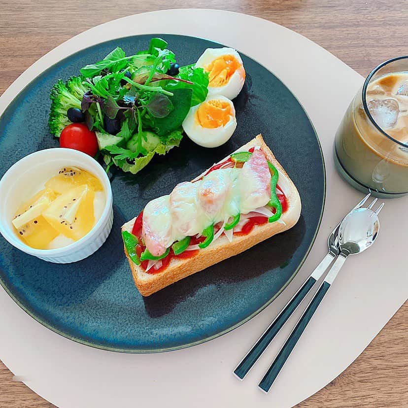 海野ナルのインスタグラム：「食べたいものを食べながら 食事制限😊🍽 食べたいものをお腹いっぱい、 食べ過ぎた〜ではなく、 好きなもの食べたいものを少しだけ食べること☺️ まだお腹に入るな〜くらいで、終わらそう🌟 . 無理なく続けられるダイエットや 体型維持を目指したい✨✨ . 私は、パン🍞やご飯🍚を2分の1にする事や、水や白湯をよく飲む、 タンパク質や野菜多め、和食を基本として、 湯船にきちんと浸かって身体を温める🛁 よく歩く🚶‍♀️ など、、 ご褒美DAYもちゃんと作ろう✨🍰 . #体型維持　#ダイエットメニュー #ダイエット　#綺麗に痩せる　#ご飯」