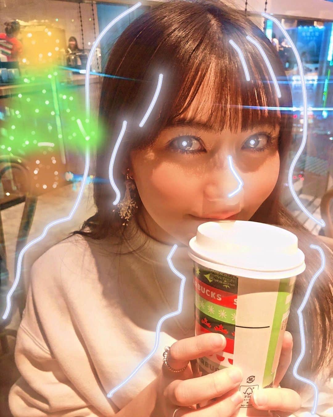 川添りなのインスタグラム：「前の投稿とおんなじ角度。笑笑 スタバのコップの柄クリスマス感かわいい☺️🔅🔅  1枚目の写真落書きで光らせてみた！🎄 2枚目は普通の写真です！笑  #写真 #スタバ #スターバックスコーヒー  #あのー #今日 #花粉 #やばいですね #鼻水だらだら💕 #鼻水よ #お願いだから #出ないでぇー #マスクの下でなら #でていいよ #🤥 #instagood #instapic #instagram  #instalike #inspo #sutaba」