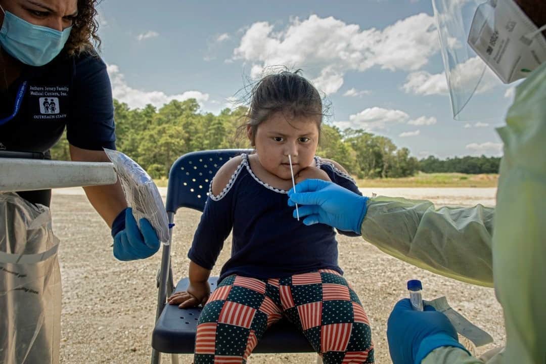 のインスタグラム：「Photo by @katieorlinsky / At a blueberry farm in May’s Landing, New Jersey, farmworkers and their children are tested for COVID-19 at a pop-up run by the Southern Jersey Family Medical Centers, an organization that has done most of the testing at area blueberry farms. Every year an estimated 6,000 migrant farmworkers arrive at blueberry farms in South Jersey for the short and intense eight-week summer harvest. Workers often bring their children with them and normally these children can attend all-day, government-sponsored programs that provide free busing, three meals, academic instruction, summer camp, and English classes. This year, programs were cancelled because of the pandemic. Check out @natgeo’s link in bio for more on this story, created with the support of the @insidenatgeo COVID-19 Emergency Fund.」
