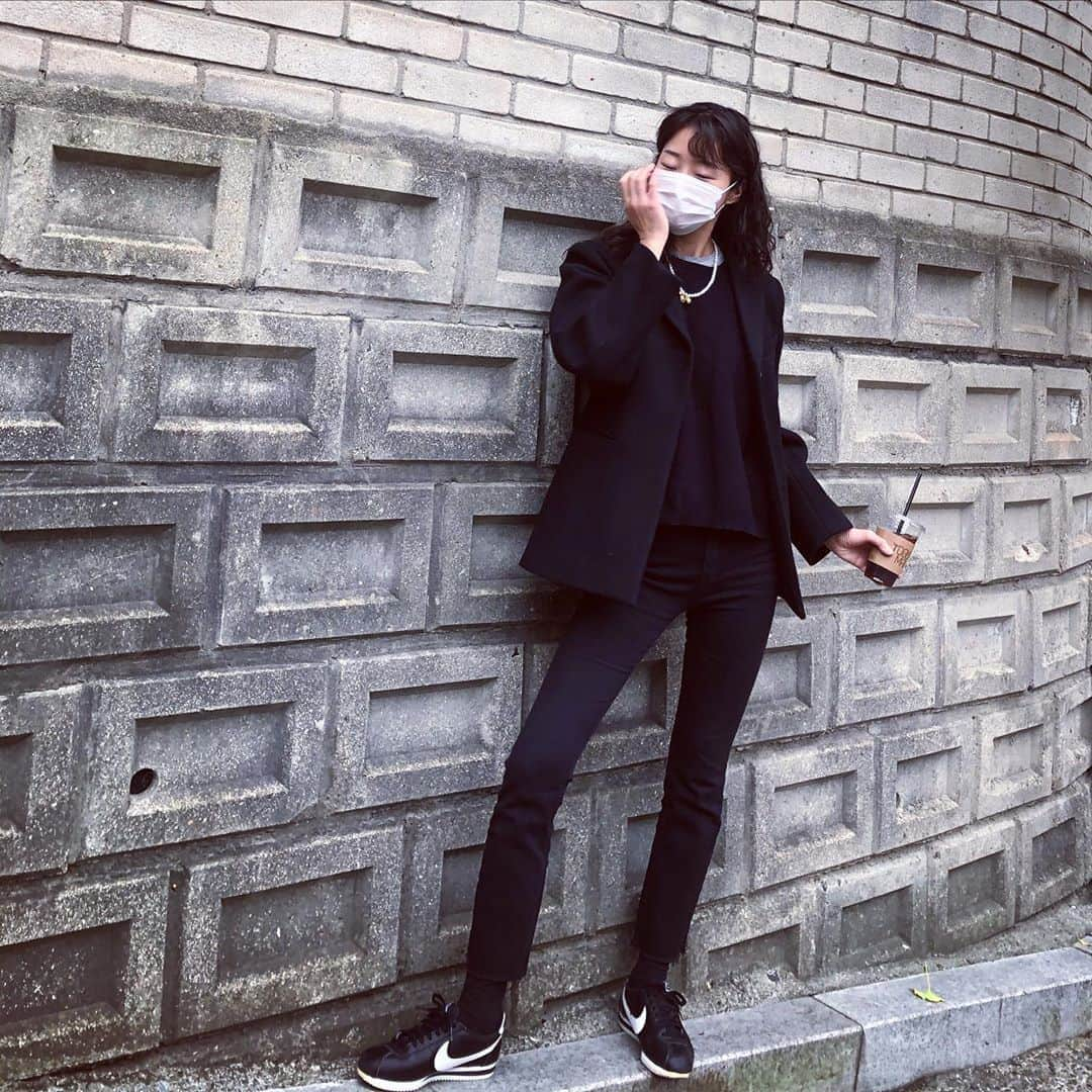 ヒョニ・カンさんのインスタグラム写真 - (ヒョニ・カンInstagram)「Me in black ✌️」11月6日 20時50分 - hyoni_kang