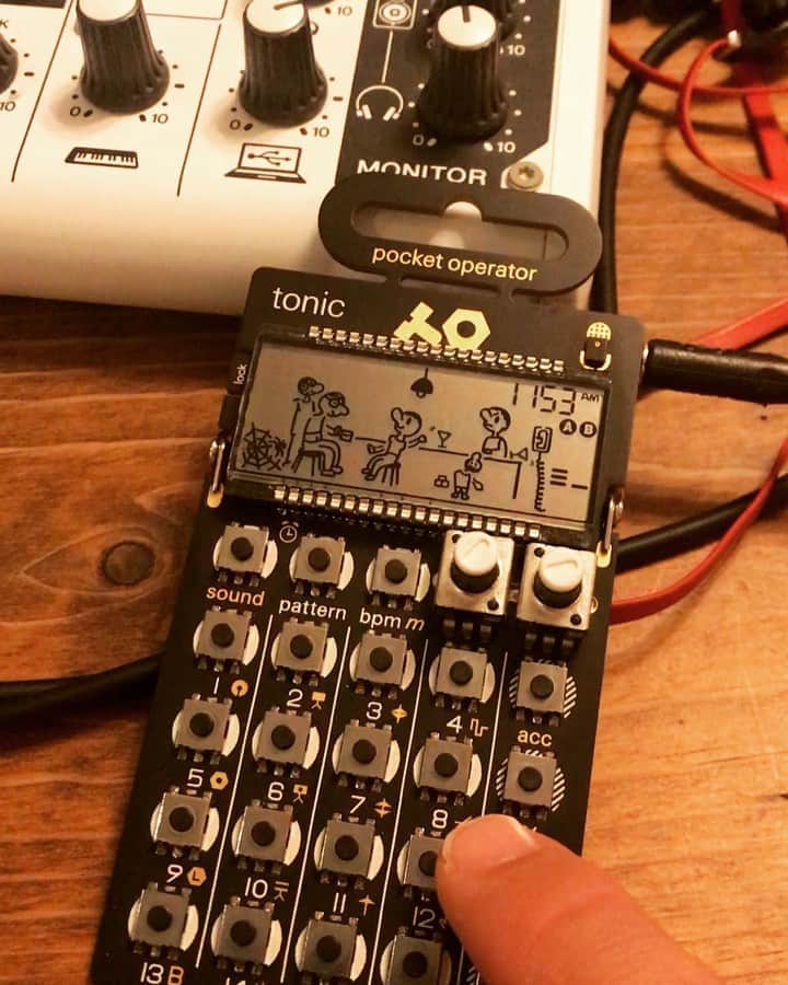 井手大介のインスタグラム：「#今夜のビート #hiphop #beatmaking #makingbeats #po32 #po32tonic #teenageengineering #drummachine」