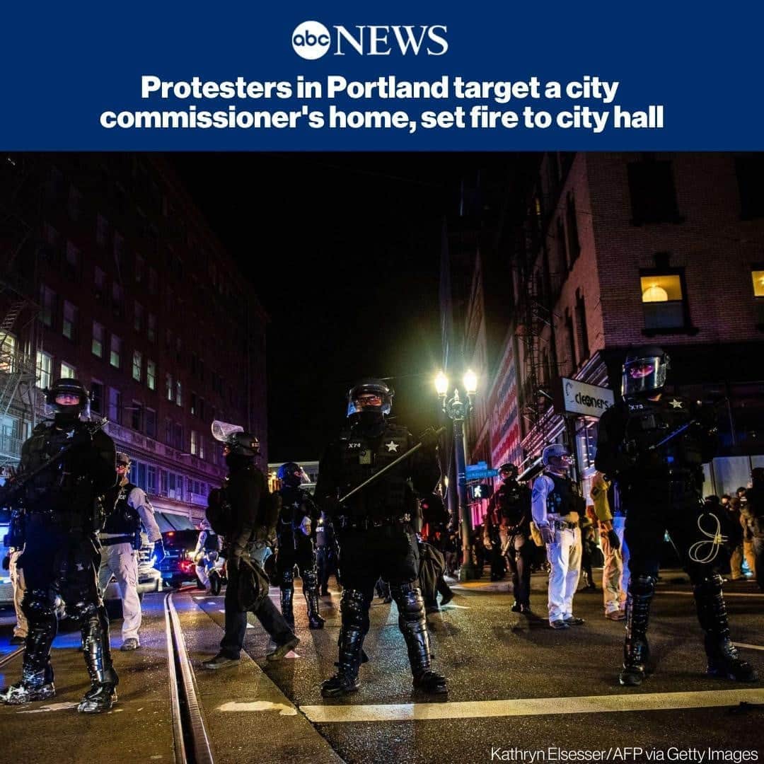 ABC Newsさんのインスタグラム写真 - (ABC NewsInstagram)「Protests in Portland once again turned violent Thursday night as protesters targeted a city commissioner’s home and then set fire to the Portland City Hall, according to the Multnomah County Sheriff’s Office. SEE MORE AT LINK IN BIO.」11月6日 20時44分 - abcnews