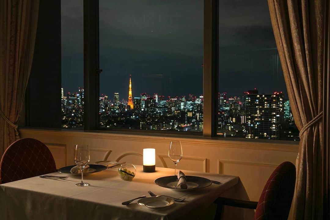 THE WESTIN TOKYO | ウェスティンホテル東京さんのインスタグラム写真 - (THE WESTIN TOKYO | ウェスティンホテル東京Instagram)「最上階からのきらめく夜景が華を添えるクリスマスディナーで優雅な時間を楽しみませんか🥂✨ フレンチレストラン「ビクターズ」での、最高峰のシャンパーニュ、ドンペリニヨンの乾杯からはじまる特別なディナーをお楽しみいただけるステイプランをご用意しています。  クラシカルなクリスマスデコレーションで彩られた館内で、フェスティブシーズンの華やぎに満ちたひとときを、お2人でゆっくりとお楽しみいただけます。  詳細はプロフィールのリンクより🔗  What better way to celebrate Christmastime with your loved one than with a romantic dinner accompanied by dazzling views of Tokyo? 🥂✨ Book yourself a magical staycation where every detail is taken care of - bask in the romantic atmosphere atop the hotel with our “Romantic Christmas Celebration Package”, featuring an enchanting French course dinner at Victor’s elevated with fine Dom Perignon champagne.  More details via our bio link🔗  #ウェスティンホテル東京 #クリスマス2020 #ホテル #東京 #クリスマス #ケーキ #クリスマスギフト #ショートケーキ #フレンチレストラン #フレンチ料理 #宿泊 #宿泊プラン #スイーツ #グルメ #ステイケーション #クリスマスケーキ #ドンペリニヨン #WestinTokyo #westin #hotel #Christmas #xmas #stayplan #staycation #christmascountdown #christmastime #christmas2020 #frenchfood #chrismtasdinner #xmasdinner」11月6日 20時48分 - westintokyo