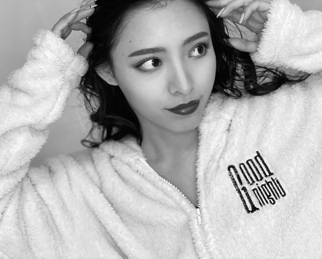 飯田りほのインスタグラム：「最近寒いからずっともこもこの部屋着を着ておる♥ 毛玉にもならないし今まで来た中で1番触り心地良くて本当に暖かい😳 香りのフレグランスも着いてくるから洋服からアロマの香りもして、リラックスしながらお家時間過ごせて幸せ🤤🤤🤤  . . . #着ると香る #クタファン #kutafragrance」