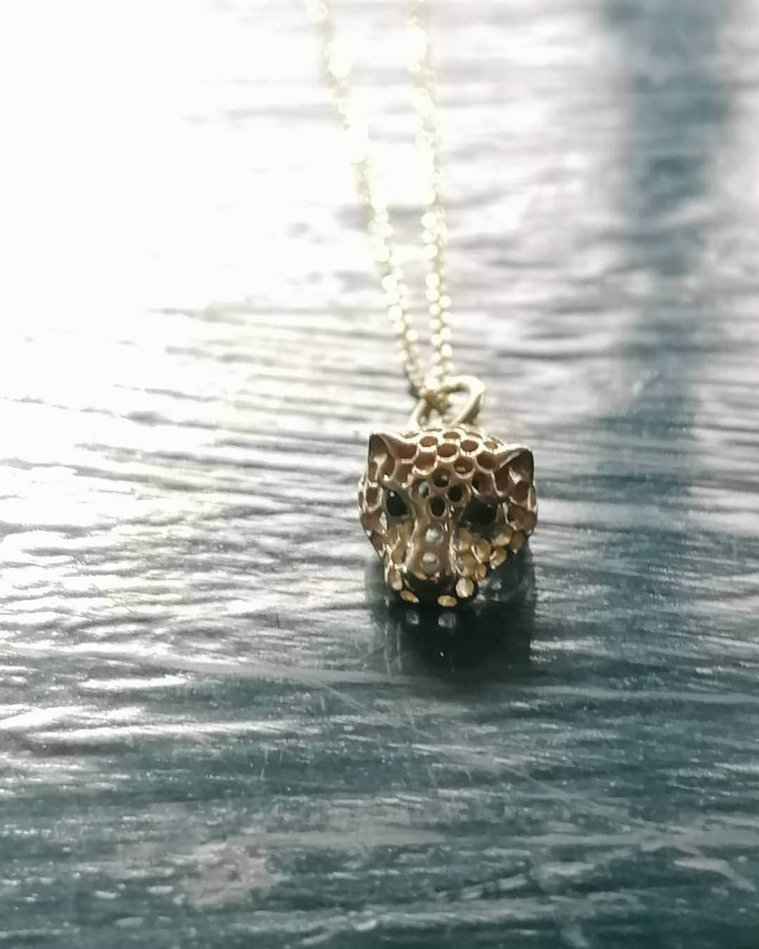 のインスタグラム：「Microcosmo Panther head charm. Set of charms are available at iosselliani flagship store #iossellianifinejewellery #goldcharms #uniquejewelry #handmadeitaly #limitededition #womanjewelry #」