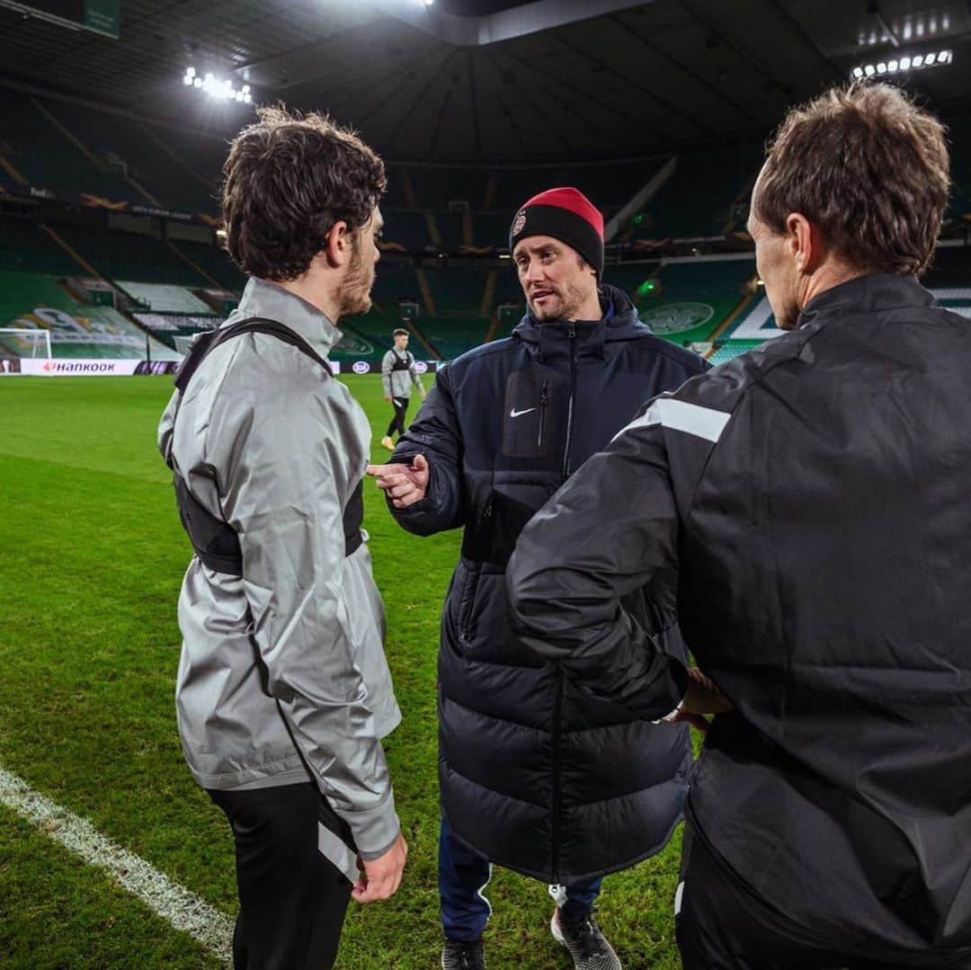 トマーシュ・ロシツキーのインスタグラム：「Arsene Wenger inspired me in many ways. Will be rocking his trademark coat 😁 3 points against Celtic yesterday👍 the coat will travel with me everywhere from now on 😁」