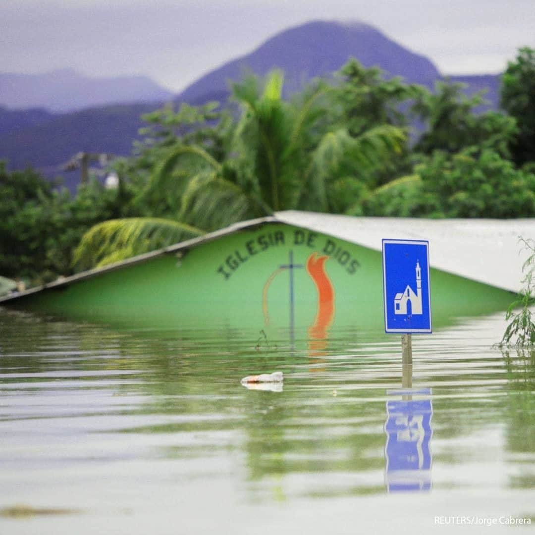 ABC Newsさんのインスタグラム写真 - (ABC NewsInstagram)「A submerged evangelical church is seen along a flooded street during the passage of Storm Eta, in Pimienta, Honduras. #hurricaneeta #honduras #storm」11月6日 21時00分 - abcnews