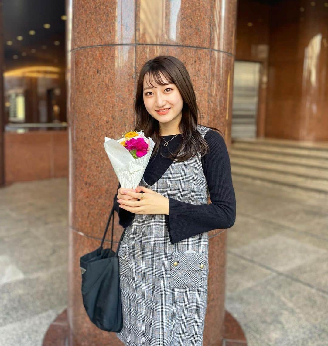 華山友希のインスタグラム：「今日、マネージャーさんに 残り期間少し最後まで頑張ってね とお花を貰いました😿🌸 ほんとにほんとに嬉しくて、幸せですありがとう☺️  一つ下なのに、私よりしっかりしてて 本当に優しくて面白くて、 いつでもポジティブな言葉をかけてくれる 大好きなマネージャーさん。  こんなフワフワしてて抜けてる私のマネージャーになってくれて、いつも笑顔で支えてくれてありがとう♡  最後まで精一杯頑張るので、 残り期間もよろしくね🙌🏻  #ミスコン#ミスキャン #ミスキャンパス同志社#ミス同志社」
