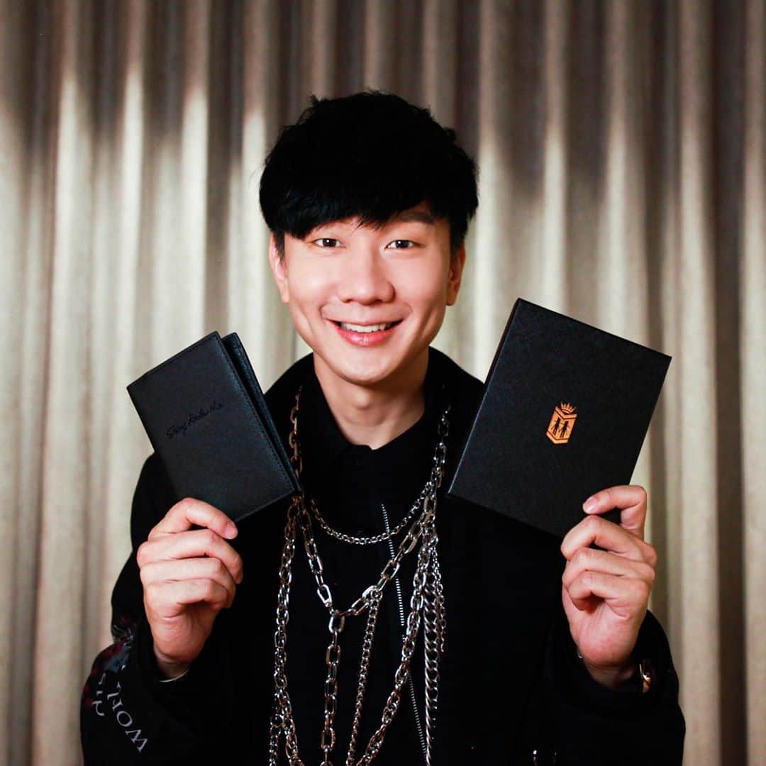 林俊傑のインスタグラム：「⠀ Do you still remember the JJ Federation interaction video in【DRIFTER • LIKE YOU DO】LIVE STREAM CONCERT? ⠀ ⠀ Established in 2013, JJ Federation is the official international fan organization for JJ Lin. Registration for the 8th annual VIP membership is closing soon, come and join our JJ Federation family now! ⠀ ⠀ For more details, please visit: https://reurl.cc/e8ZqWj⠀ ⠀ 還記得10/30新歌首唱LIVE中林距離互動的小影片嗎？⠀ [林距離是成立於2013年的官方國際歌友會]⠀ 第八年度招生已經要倒數終止囉！⠀ ⠀ 快跟上我的腳步，成為大家庭的一份子吧！⠀ 了解更多詳情，請上https://reurl.cc/e8ZqWj⠀ @jjfederation0327」