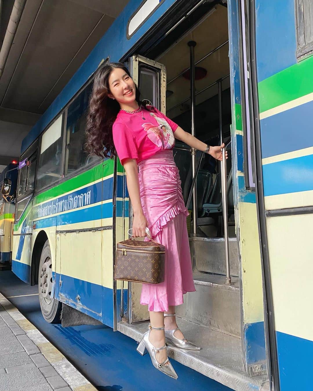 GYEON SEOのインスタグラム：「_* 🚎🚎🚎 . . สาย137 ไป เดอะมอลล์ บางกะปิ จะแวะไปซื้อสลัชดีจัง อิอิ  @djung_juice」