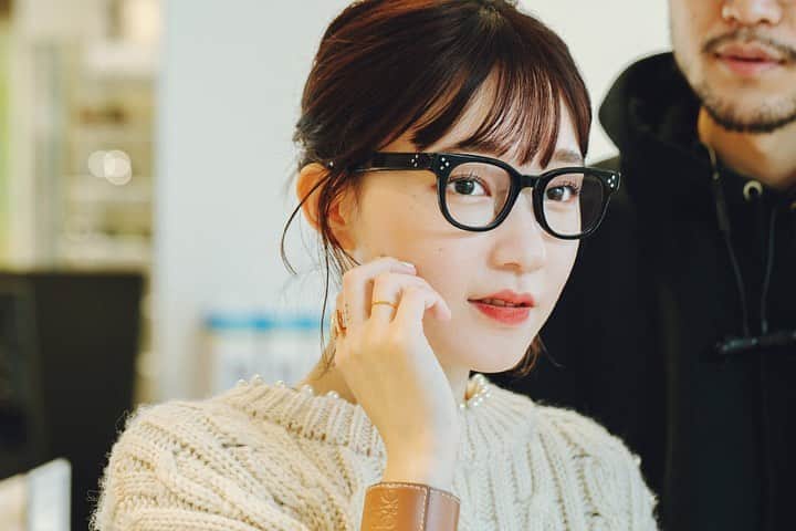 Zoff Officialのインスタグラム：「《大切な人に身に着けるものを》 ユニセックスでかけられるクラシカルなデザインのZoff×JOURNAL STANDARD relumeのコラボシリーズ。大切な人にアクセサリーを贈るように、今年は感謝の気持ちを込めて身近なアイウェアを贈ってみませんか？ いつもとはちょっと違う、新しいスタイルに出会えるのも魅力です✨  コーヒースタンドで働く植竹さんに彼が選んだのは、普段彼女が選ばない存在感のある黒のフレーム。王道のウェリントンシェイプは使い回し力抜群の一本。 一方、植竹さんは異素材ミックスのボストンシェイプのフレームをセレクト。彼の顔とのバランスを重視した細めのフレームは、温かみのあるべっこう柄が新鮮！  Zoff×JOURNAL STANDARD relume「THE550」 ZA201017_14E1 ￥8,800(税込) ZF202016_57F1 ￥11,000(税込)  #zoffjsr #zoff #journalstandardrelume #relumejournalstandard #relume #glasses #sunglasses #ゾフ #ゾフ女子 #zoff女子 #ゾフ男子 #zoff男子 #メガネ #アイウェア #サングラス #ファッション #秋ファッション #秋コーデ #メンズファッション #メンズファッション #メンズコーデ #メンズスタイル #レディースファッション #レディースコーデ #カップルコーデ #プレゼント #ギフト #ホリデーシーズン #クリスマスプレゼント #プレゼント交換」