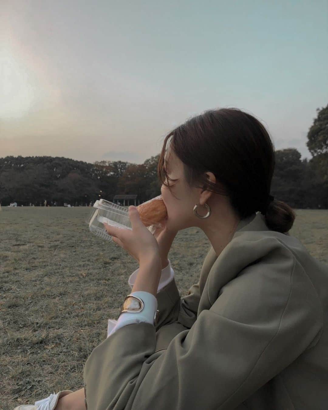 影山可蓮のインスタグラム：「・ ・  Sunset 🌿 ・ ・ 夕陽に向かってドーナツを頬張る、そんな日もありますね。🍩 #ない　 ・ ・ ・ #outfit #ootd  #instafashion  #minimalstyle #minimalfashion #classicstyle #simpleoutfit #everydaylook  #コーデ #コーディネート #今日のコーデ #私服  #karen_k_outfit」