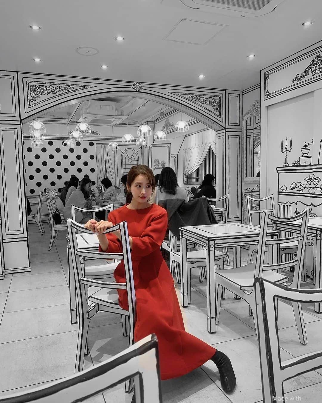 曽田茉莉江さんのインスタグラム写真 - (曽田茉莉江Instagram)「とってもお気に入りの 可愛い真っ赤なワンピース🍎 白黒の #2dcafe  の中で映えてました🤣❤️笑  やっぱり赤とか青とかパキッとした色物好きなんですよねぇ🤤❤️  one-piece @m_maglie_le_cassetto_official   shoes @charleskeith_jp   #cafe #fashion #fashiongram #ootd #onepiece #ワンピース #ワンピースコーデ#大人コーデ #デートコーデ #デート服 #デートスポット #shinokubo #新大久保 #新大久保グルメ #新大久保カフェ#韓国 #韓国料理 #韓国ファッション #韓国コスメ #オシャレカフェ #おしゃれカフェ #2d #2dcafe #하트 #카페 #카페스타그램 #카페맛집」11月6日 20時55分 - marie_soda_