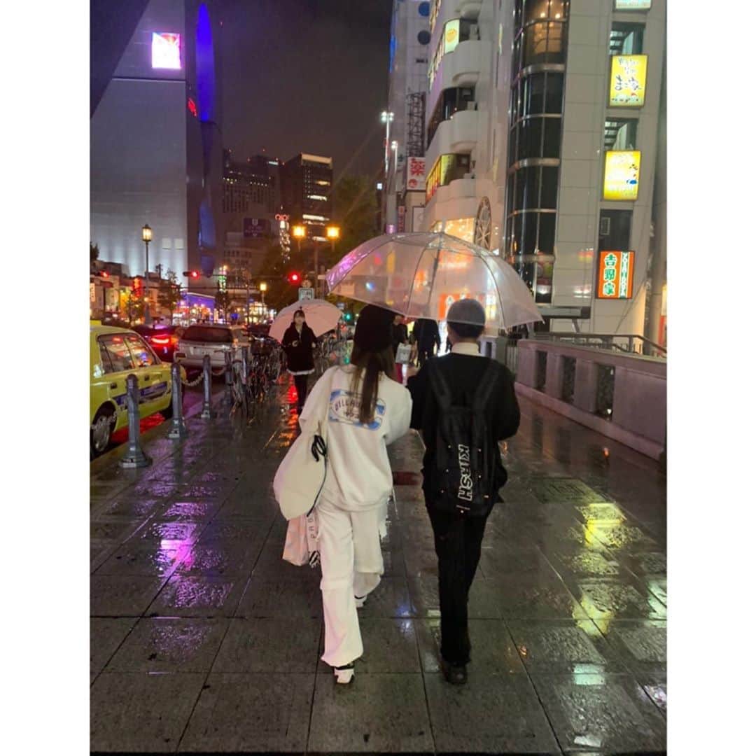 植田真白さんのインスタグラム写真 - (植田真白Instagram)「相合傘して歌いながら歩いてラブラブですな〜☕️❤️」11月6日 20時57分 - mashiro_0129