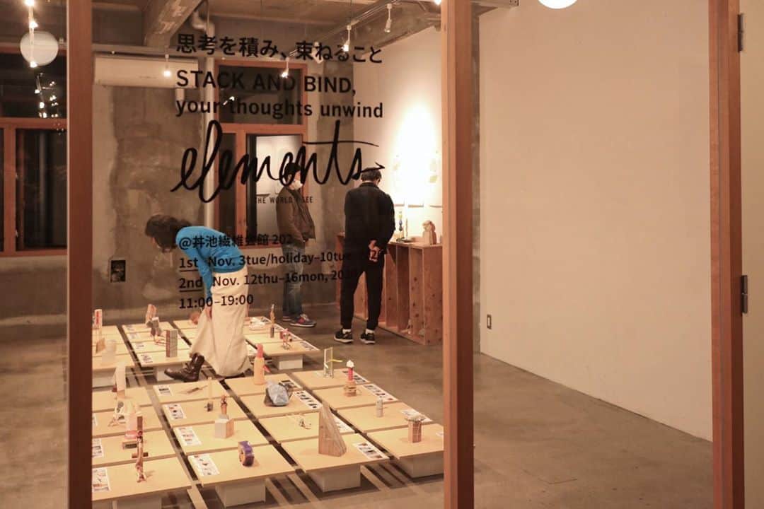 naoko tawaraのインスタグラム：「11月3日。elementsの展示初日に滑り込んできました。 今回展示されている作品は、elementsメンバー3人のあいだで文通のように部材だけを送り合いつくりあげたもの。 互いの意図はつたえずに、その"部材"だけを通して相手の思考を読みながら、新たな一手を加える、、、というおもしろい試み。この工程を踏まえて作品をみると「このグラフィック的な一手は誰がしたんだろう？」とか「この一手はこういう意図があったのかな？」とか、自分もいろいろ妄想を繰り広げてしまう。人の一手がみえるがゆえに、また勝手に意図やアイデアを想像してしまう作用がおもしろいな。 いざ、自分の想像したことを置田さんや井上さんに聞いてみると実は全然違う回答が返ってきて。 「裏切りの連続やで」っていってたけど、それが予定調和から脱したアイデアにつながるんだろうな。 ここから、次はどんなプロダクトにつながっていくのかなーと、次のフェーズも楽しみになる展示でした。 現在展示しているのは、第一部。第二部では、第一部に出版レーベル・RONDADEによる再編集が加わり、新たな空間になるそうです。両方見た方が楽しめると思うので、みなさん10日（火）までの第一部の展示もお見逃しなく。  elements 展覧会  思考を積み、束ねること -STACK AND BIND, your thoughts unwind-  日時／ 第一部 2020年11月3日（火・祝） 〜 11月10日（火） *11/4（水）はお休みです。 午前11時 〜 午後7時  第二部 2020年11月12日（木） 〜 11月16日（月） 午前11時 〜 午後7時  第一部は、今回の取り組みで出来た作品の展示が中心になります。 第二部は、第一部に出版レーベル・RONDADEによる再編集が加わり、新たな空間が生まれます。  場所／ 丼池繊維会館 202号室 〒541-0056 大阪府大阪市中央区久太郎町３丁目１−１６  問い合わせ／ info@elements-p.jp   -------  #elementsproject  #i_see_all #rondade #思考を積み束ねること  #products #art #design」