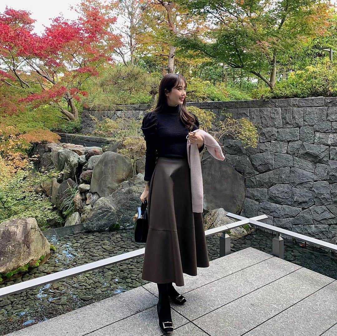 ハンナミのインスタグラム：「🍂 1年ぶりの京都 たのしかった 🙊❄︎  knit, skirt @eneu.official bag @ferragamo shoes @rogervivier」