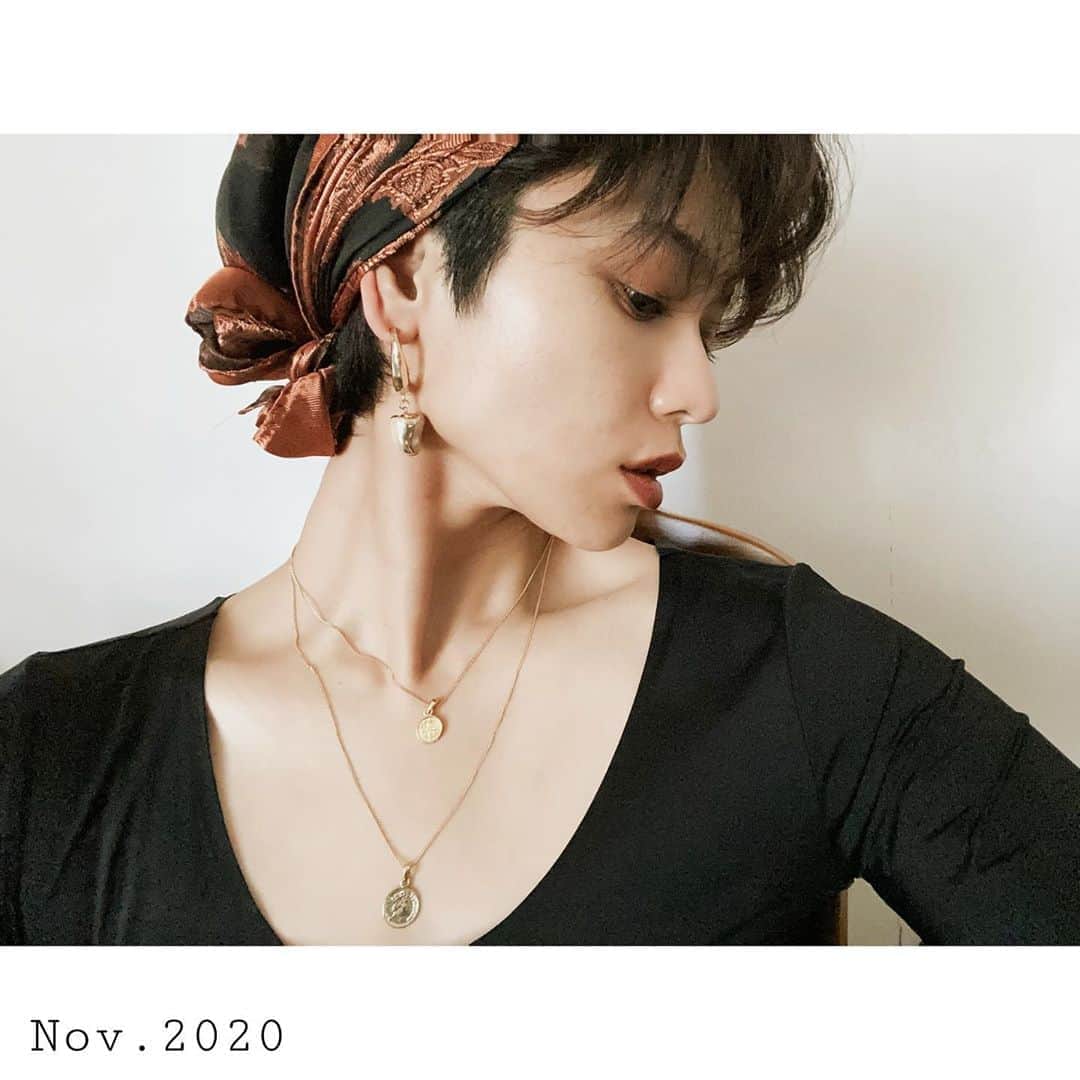 金城優華のインスタグラム：「#胸鎖乳突筋   ほぼ毎日 スカーフもしくはヘアバンドetc... 何かしら頭に巻いております。  オシャレの為 というより 髪が伸びてきて 手に負えないんです……笑  そろそろ喜納さんトコ行こ♡  寒くなったら ザックリニットにも 合わせたいアレンジ&アクセサリー。  #ヘアー   #スカーフ  #ヘアアレンジ  #ショートヘア  #ハンドメイドアクセサリー   #ファッション  #CANNU #秋冬コーデにもシェルのベージュが合ったりするよ  #ネックレスは性別問わずお使いいただいて #人気商品   ウチの母親も毎日頭にサージ(手拭い)巻いていたので、結び方のレパートリーは母譲り♡」