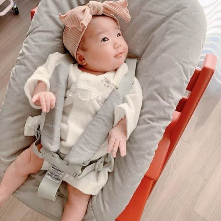 Stokke Japanさんのインスタグラム写真 - (Stokke JapanInstagram)「ママのこともパパのことも、ここにいるといっぱい見えて安心☺️トリップ トラップにつける新生児用アクセサリー「ニューボーンセット」。オリジナルエコーアルバムがもらえるキャンペーンは12月17日までです。⠀ ⠀ 写真使用色：ウォームレッド⠀ ⠀ @c_s__wed⠀ #ストッケ #トリップトラップ #ニューボーンセット #ハイチェア #キッズチェア #ベビーチェア #出産準備 #出産準備品 #出産祝い #プレママ #臨月 #妊娠9ヶ月 #マタニティライフ #赤ちゃんのいる暮らし #新生児 #第一子妊娠中 #第二子妊娠中 #令和3年ベビー #2020年12月出産予定 #2021年1月出産予定 #ママデビュー」11月6日 21時00分 - stokkejapan