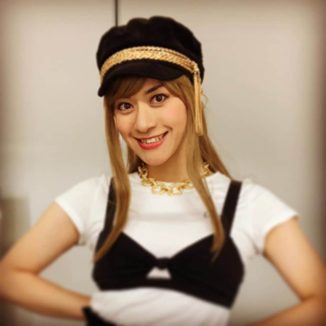 小板奈央美のインスタグラム：「そろそろ… ダンス始動に向け準備💃✨ ・ ・ 金髪ロングでダンスした時期もあったなぁ🤭 という思い出写真💛 ・ ・ さぁ！ 11月も、気合い入れていきます！！ 今月のテーマは、謙虚に貪欲に心穏やかに…だけどアグレッシブに！！」