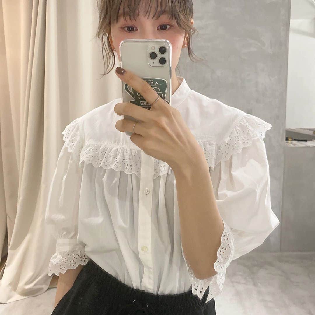 松田 美奈子のインスタグラム：「shinzoneのサンプルが届いたので、本日は撮影でした🦊 このブラウス♡良い🧚🏻 . . shinzone FAIR🧚🏻 来週末です♡ 11/14sat.-16mon. 路面店.web shop同時開催です✨ どなたでもぜひご来店お待ちしてます🌿 #shinzone#シンゾーン#ブラウス」