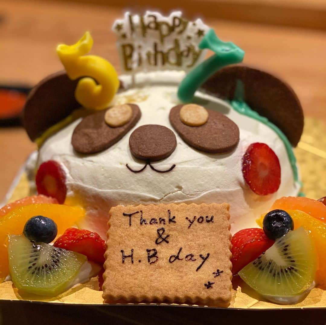 伊原剛志さんのインスタグラム写真 - (伊原剛志Instagram)「美味しい料理。  最後に  友達の娘4歳が  選んでくれたケーキ  いつも「つよちゃん！」と  呼ばれてます。  ほんと可愛い💕  #誕生日 #バースデーケーキ  #照れる  #伊原剛志 #57歳  #11月6日  #娘」11月6日 21時02分 - tsuyoshi_ihara