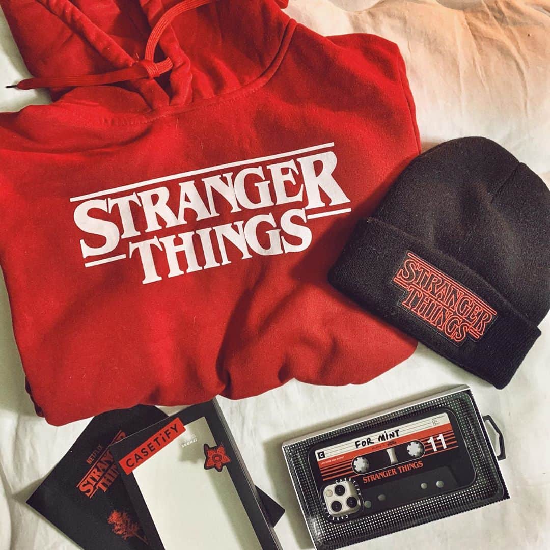 チアコマのインスタグラム：「みてみて！これヤバイ😂❤️❤️﻿ ﻿ このグッズを見てわかる通り、﻿ チアコマはストレンジャーシングス  @strangerthingstv のファンですww﻿ ﻿ 今回@CASETiFY_jp から新しくでて﻿ さっそくプレゼントしていただきました♡﻿ ﻿ これは嬉しい！﻿ ﻿ 文字よく見て！﻿ FOR MiNTって書いてるよ♡🐕﻿ ﻿ ﻿ 　﻿ #CASETiFY @netflix #STRANGERTHINGSxCASETiFY﻿ #ストレンジャーシングス  #caseiphone #iphonecase」
