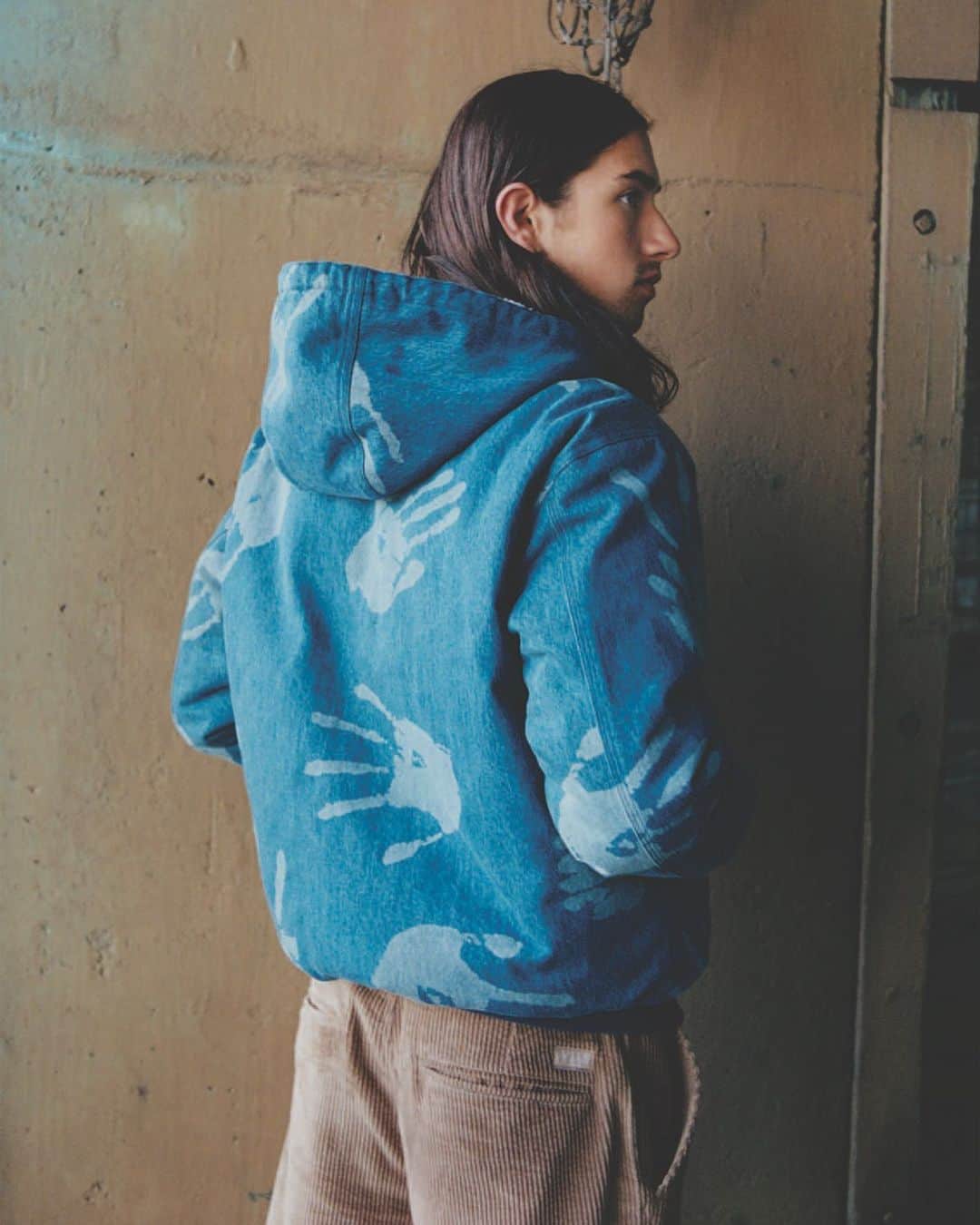 のインスタグラム：「. PALACE SKATEBOARDS for GRIND vol.101 AUTUMN／WINTER  “留まる”という言葉は〈パレス スケートボード〉の中に存在しない。自分たちの感覚に対して忠実にクリエイションの歩みを進める彼らの背後には、オリジナルの道がある。そして上辺だけではない内側にコミュニティが、パレスというスタイルを地に根づかしている。  Photo_Bafic　 Styling_Gabriel Pluckrose　 Model_Charlie Birch Edit_Hiromu Sasaki  #grind #grindmagazine #palaceskateboards」