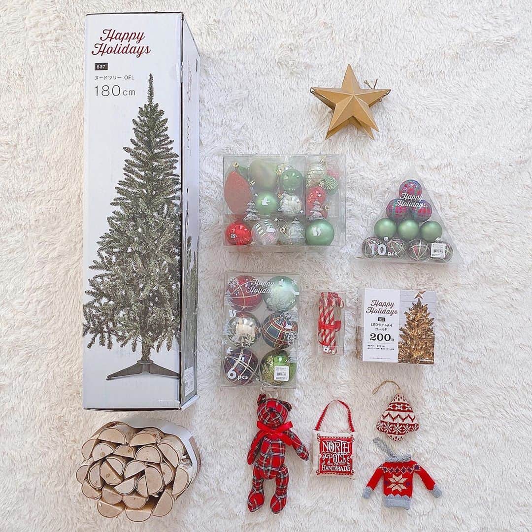 伊藤りかさんのインスタグラム写真 - (伊藤りかInstagram)「．﻿﻿﻿ xmas tree🎄﻿﻿﻿ *﻿﻿﻿ 子供が生まれたら絶対飾りたいと思っていた﻿﻿﻿ 念願のクリスマスツリーを﻿﻿﻿ ニトリ様にプレゼントして頂きました..♩♩﻿﻿﻿ ( @nitori_official )﻿﻿﻿ *﻿﻿﻿ 一足先にお家の中が一気にクリスマスムードに⸝⋆﻿﻿﻿ どのオーナメントもすごく可愛いんやけど﻿﻿﻿ 👶🏻くんは赤色の球体がお気に入りみたい☃️♡笑﻿﻿﻿ *﻿﻿﻿ 私は、クマさんが可愛すぎて好み🧸﻿﻿﻿ 👶🏻くんが引っ張って危ないから﻿ トップスターは紐で引っかけるようにしたよー💫﻿ 引っ掛けても差し込んでも自分流にできるのも嬉しい！﻿ (お子さんが小さい方は引っかける方が安全かな😌)﻿ *﻿ 今年は１人で飾り付けしたけど﻿﻿﻿ 来年は３人で一緒に飾り付けしたいな。👨🏽👶🏻💓﻿﻿﻿ *﻿﻿﻿ ツリーを組み立て作業中は﻿﻿﻿ 小さなゴミが出る事もあるので、飾った後は﻿﻿﻿ 掃除機やコロコロをするのをオススメします◌﻿﻿﻿ *﻿﻿﻿ 👶🏻くんが引っ張っちゃうから﻿﻿﻿ 今年は触らないように見て楽しむクリスマスに🎄﻿﻿﻿ (目は離せないけど、念願が叶って嬉しい😭🤍)﻿﻿﻿ *﻿﻿﻿ #男の子ママ #男の子ベビー #おとこのこママ ﻿﻿﻿ #ニトリのクリスマス #クリスマスオーナメント﻿﻿﻿ #ニトリ #クリスマスインテリア #子供のいる暮らし﻿﻿﻿ #男の子baby #令和ベイビー #7ヶ月ベビー﻿﻿﻿ #赤ちゃんのいる生活 #7ヶ月男の子 #赤ちゃん﻿﻿﻿ #クリスマスツリー飾り付け #クリスマスツリー﻿﻿﻿ #クリスマス飾り #クリスマス #おうちフォト﻿﻿﻿ #生後5ヶ月 #ママさんと繋がりたい #ママライフ﻿﻿﻿ #xmas #christmas #tree #mynitori﻿﻿﻿ #伊藤りか #snsクリエイター #pr」11月6日 21時04分 - rrrika.i
