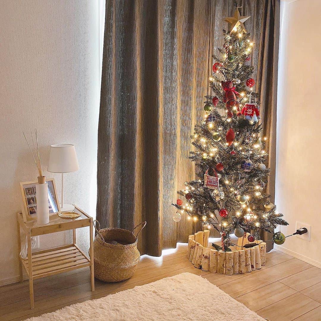 伊藤りかさんのインスタグラム写真 - (伊藤りかInstagram)「．﻿﻿﻿ xmas tree🎄﻿﻿﻿ *﻿﻿﻿ 子供が生まれたら絶対飾りたいと思っていた﻿﻿﻿ 念願のクリスマスツリーを﻿﻿﻿ ニトリ様にプレゼントして頂きました..♩♩﻿﻿﻿ ( @nitori_official )﻿﻿﻿ *﻿﻿﻿ 一足先にお家の中が一気にクリスマスムードに⸝⋆﻿﻿﻿ どのオーナメントもすごく可愛いんやけど﻿﻿﻿ 👶🏻くんは赤色の球体がお気に入りみたい☃️♡笑﻿﻿﻿ *﻿﻿﻿ 私は、クマさんが可愛すぎて好み🧸﻿﻿﻿ 👶🏻くんが引っ張って危ないから﻿ トップスターは紐で引っかけるようにしたよー💫﻿ 引っ掛けても差し込んでも自分流にできるのも嬉しい！﻿ (お子さんが小さい方は引っかける方が安全かな😌)﻿ *﻿ 今年は１人で飾り付けしたけど﻿﻿﻿ 来年は３人で一緒に飾り付けしたいな。👨🏽👶🏻💓﻿﻿﻿ *﻿﻿﻿ ツリーを組み立て作業中は﻿﻿﻿ 小さなゴミが出る事もあるので、飾った後は﻿﻿﻿ 掃除機やコロコロをするのをオススメします◌﻿﻿﻿ *﻿﻿﻿ 👶🏻くんが引っ張っちゃうから﻿﻿﻿ 今年は触らないように見て楽しむクリスマスに🎄﻿﻿﻿ (目は離せないけど、念願が叶って嬉しい😭🤍)﻿﻿﻿ *﻿﻿﻿ #男の子ママ #男の子ベビー #おとこのこママ ﻿﻿﻿ #ニトリのクリスマス #クリスマスオーナメント﻿﻿﻿ #ニトリ #クリスマスインテリア #子供のいる暮らし﻿﻿﻿ #男の子baby #令和ベイビー #7ヶ月ベビー﻿﻿﻿ #赤ちゃんのいる生活 #7ヶ月男の子 #赤ちゃん﻿﻿﻿ #クリスマスツリー飾り付け #クリスマスツリー﻿﻿﻿ #クリスマス飾り #クリスマス #おうちフォト﻿﻿﻿ #生後5ヶ月 #ママさんと繋がりたい #ママライフ﻿﻿﻿ #xmas #christmas #tree #mynitori﻿﻿﻿ #伊藤りか #snsクリエイター #pr」11月6日 21時04分 - rrrika.i