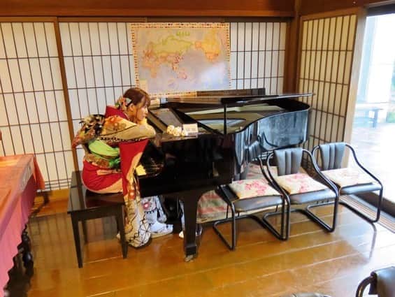 辻詩音のインスタグラム：「この、少しスパルタなピアノの先生みたいなシチュエーション。 . . . 配信ライブまで1週間切りました！この日は、デビュー記念日です。 11月12日(木)20時〜Online LIVE「シオンヒットスタジオ」(ツイキャス ) チケットはこちらまたはオフィシャルHPから🎟  https://twitcasting.tv/shionnu10/shopcart/35533  #piano #着物 #着付け #とト屋 #京都着物 #京都　#京丹後市 #京丹後 #辻詩音 #tsujishion #山陰海岸ジオパーク」
