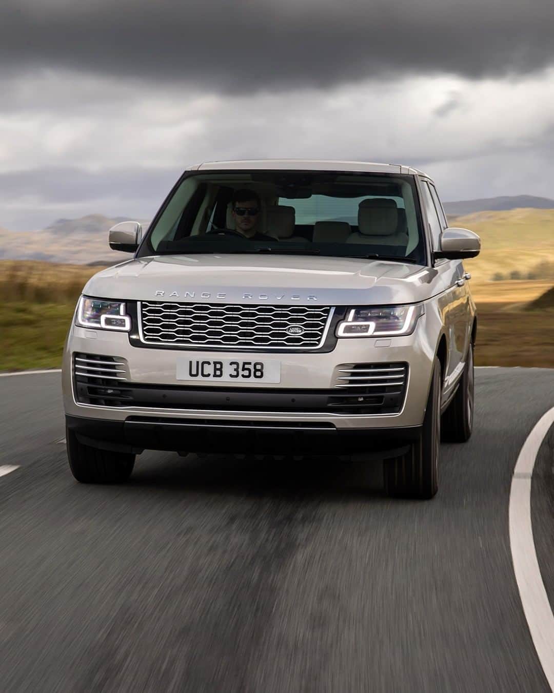 Land Roverさんのインスタグラム写真 - (Land RoverInstagram)「Refinement, redefined. Build your ultimate #RangeRover on our configurator via the link in our bio.  #LuxurySUV #4x4 #Carsofinstagram #Technology #Design #RangeRover50 #50YearsOfRangeRover」11月6日 21時05分 - landrover