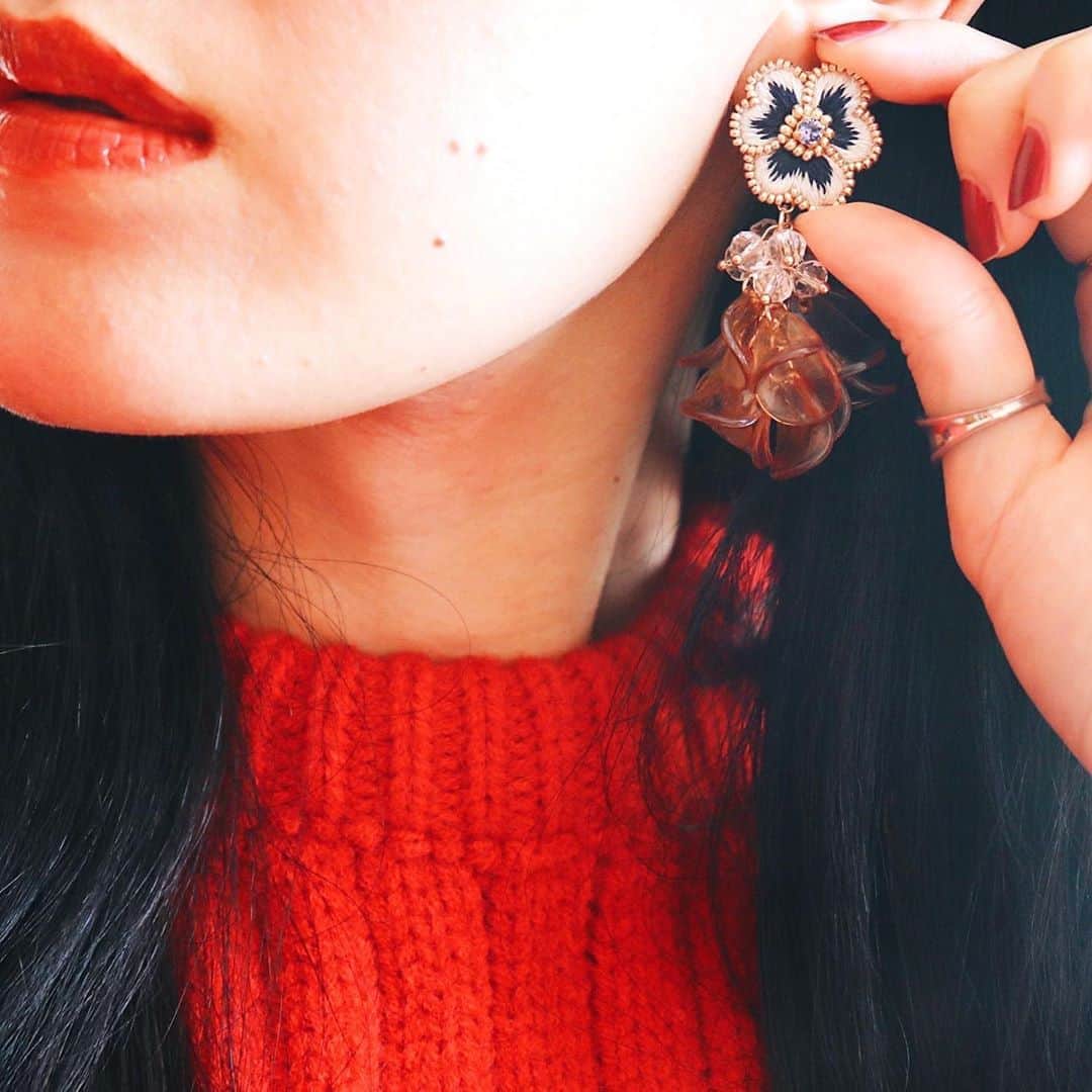 handmade shopのインスタグラム：「11/7(土)21:00〜online shopを﻿ オープンします✨﻿ ﻿ ただ今、販売前に商品を﻿ 見られるようにしてあるので﻿ ﻿ プロフィールのリンクから﻿ アクセスしてください🌼﻿ ﻿ サイズや着画、価格を載せています﻿ ﻿ 今回は冬のお洋服に負けないぐらい﻿ 存在感のあるデザインで作ってみました😊﻿ ﻿ みなさんの﻿ お気に入りが見つかりますように💓﻿ ﻿ 🐝全てハンドメイド作品です﻿ 既製品のような作りを求める方は﻿ ご購入をご遠慮ください﻿ ﻿ 💘金具の変更はできません🙅‍♀️ ﻿ ﻿ 🇯🇵発送は日本国内のみです﻿ ﻿ 🙏銀行振込やコンビニ払いは期日があります﻿ 余裕を持ってご注文ください﻿ ﻿ 🐠過去作品も販売しております♡﻿ ぜひそちらもチェックしてみてください✨﻿ ﻿ 狙っているものがある方は﻿ 時間をアラームかけたりして﻿ 待ち構えてください！﻿ ﻿ 7日(土)21:00から販売開始です💘﻿ ﻿ 気になる点やご不明な点は﻿ お気軽にDMでご質問ください😊👍﻿」