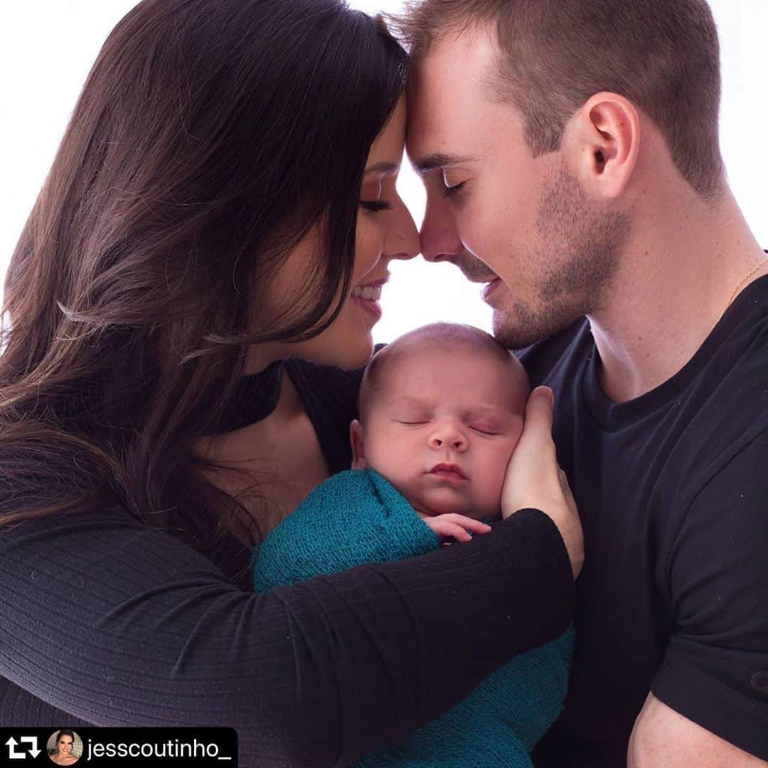 アルトゥール・ザネッティのインスタグラム：「#repost @jesscoutinho_ ・・・ Ensaio New born do Liam com 14 dias❤  Fotos perfeitas como sempre!   📸: @jlkondo  #tbt #newborn #newbornphotography」