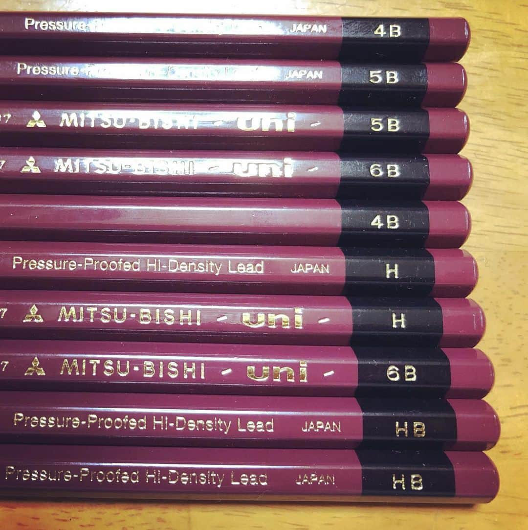 オカノアキラさんのインスタグラム写真 - (オカノアキラInstagram)「明日はいよいよ我が娘美術系大学受験です。頑張れ！武器の用意は万端！6Bの鉛筆って初めて見た。#受験 #大学受験 #三菱鉛筆uni #6b #デッサン力 #鉛筆✏️」11月6日 21時07分 - nanakuse5