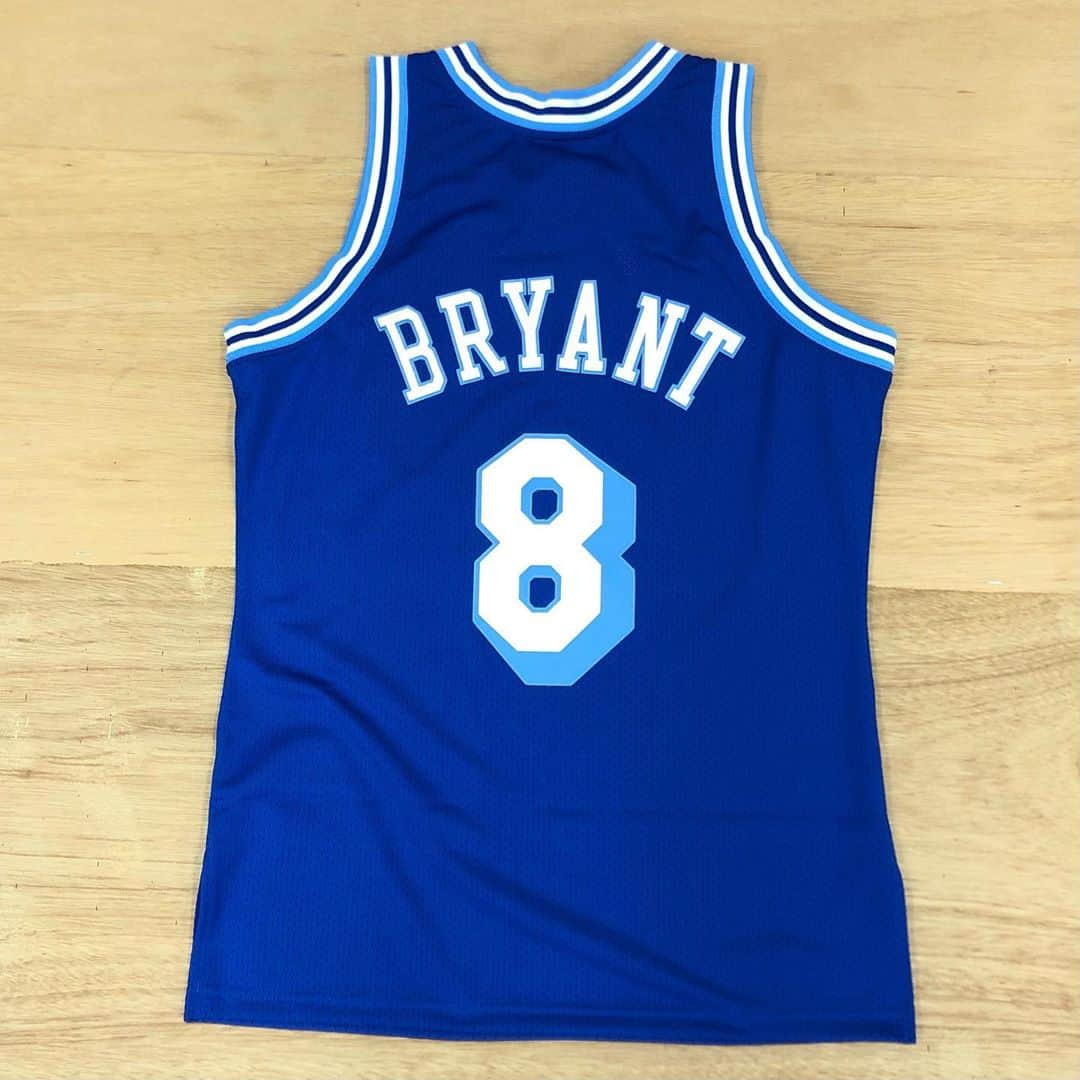 セレクションスタッフのインスタグラム：「.﻿ ﻿ 𝑲𝑶𝑩𝑬 𝑩𝑹𝒀𝑨𝑵𝑻 💙💙💙﻿ ﻿ ﻿ ﻿Back Style ﻿ #nba #レイカーズ #lakers #kobe #コービーブライアント #コービー #ストリートファッション #ストリートコーデ #セレクション新宿 #セレクション大阪 #kobebryant #ブラックマンバ #blackmamba #nba好きと繋がりたい #nbaジャージ倶楽部 #ミッチェルアンドネス ﻿」