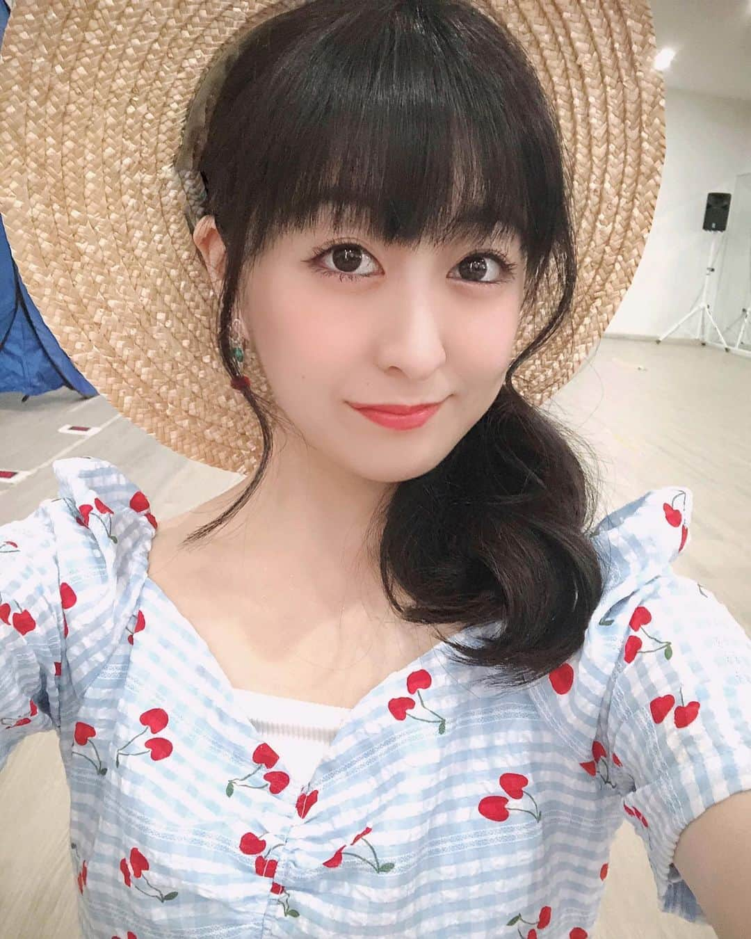 伊豆田莉奈さんのインスタグラム写真 - (伊豆田莉奈Instagram)「ชุดที่ในMV"Melon Juice" ชอบมั้ยคะ?😙🍈💗  พรุ่งนี้มีRoad Show "Melon Juice"ที่ @centralplaza_phitsanulok นะคะ🍈 พรุ่งนี้เป็นMini Concertนะคะ♪♪ ขอให้ทุกคนสนุกกันกับพวกเราด้วยนะคะ🤩✌️ ตื่นเต้นมากเลย~~~~~~😍😍😍💗 แล้วเจอกันนะ😘🍈  メロンジュースのMVの中で着てる衣装です🍈 好きですか？😙🍈💗  明日はCentral Plaza PhitsanulokでのRoad Showがあります🍈 明日はミニコンサートだよー♪♪ 皆さん私達と是非楽しみましょー🤩✌️ ドキドキー😍😍😍💗 またねー😘🍈  #izurinacgm48 #伊豆田莉奈 #いずりな #cgm48roadshow #melonjuiceth #メロンジュース #cgm48」11月6日 21時15分 - rina.cgm48official