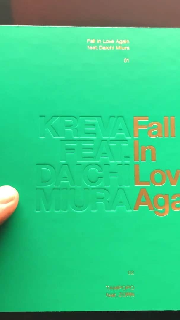 KREVAのインスタグラム：「今日「Fall in Love Again feat.三浦大知」のデザインサンプルが上がってきました！これを見てもらうとどういうモノなのかよりわかって頂けるかと思います！是非下記リンクまたは全国のショップでご予約の上、確実に入手していただきたいです！  KREVA New Single 「Fall in Love Again feat. 三浦大知」 2020年12月23日（水）  ＊完全生産限定盤A/Bの2形態で発売となります。 各ECサイト予約：https://kreva.lnk.to/ab3cL8Wa 全国CDショップでも予約受付中  【完全生産限定盤A】 CD+DVD : スペシャルブック仕様 VIZL-1837　￥5,908 + 税  【完全生産限定盤B】 CDのみ : スペシャルブック仕様 VIZL-1838　￥1,908 + 税  ＜収録内容＞ CD 1. Fall in Love Again feat. 三浦大知 2. タンポポ feat. ZORN 3. Fall in Love Again feat. 三浦大知 (Inst.) 4. タンポポ feat. ZORN (Inst.)  DVD ※完全生産限定盤Aのみに付属 1. KREVA Streaming Live 「① (マルイチ)」 at Billboard Live TOKYO 2020.6.24 2. Fall in Love Again feat. 三浦大知 (Music Video) 3. タンポポ feat. ZORN (Music Video) 4. Fall in Love Again feat. 三浦大知 (Making) 5. タンポポ feat. ZORN (Making)  ＊KREVA Streaming Live 「① (マルイチ)」 at Billboard Live TOKYO 2020.6.24 01. パーティーはIZUKO？ ～2019 Ver.～　02. 国民的行事　03. 王者の休日 ～2019 Ver.～ 04. 人生　05. 基準 ～2019 Ver.　06. ストロングスタイル ～2019 Ver.～　07. One feat. SONOMI 08. スタート ～2019 Ver.～　09. アグレッシ部 ～2019 Ver.～　10. 瞬間speechless11. かも ～2019 Ver.～　 12. EGAO　13. もしかしない　14. トランキライザー ～2019 Ver.～　15. 素敵な時を重ねましょう feat. SONOMI　 16. 涙止まれよ feat. SONOMI　17. ひとりじゃないのよ feat. SONOMI　18. 音色 ～2019 Ver.～  #KREVA #三浦大知 #FallinLoveAgain #ZORN #タンポポ」