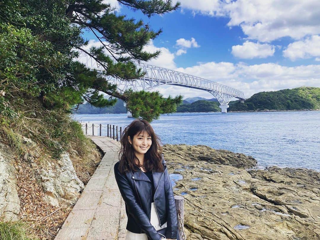 のインスタグラム：「五島列島最終日は晴れ☀️ 星がどうしても見たくて雨上がった夜中に見に行ったたんだけど、寒さと眠気で記憶があまりありません🤣 ただ、星空見れるスポット行ったらすごく綺麗だったんだろうな😚  そして朝一、トトロ岩見に行って塩ソスト食べて若松大橋へ🙌🏻遊歩道があって少し歩きました🙈 海綺麗だった🤩  トトロ岩、見れば見るほど可愛く思えてすごく印象に残ってる😭✨  #五島列島#上五島#トトロ岩#若松大橋 #長崎県#旅行#travel#お出かけ #撮影#model#モデル#portrait#ロケ#ファインダー越しの私の世界#東京カメラ部#カメラ#一眼レフ#フォロー#カメラ女子#follow#japan#japanesegirl #いいね#コメント#ありがとうございます」
